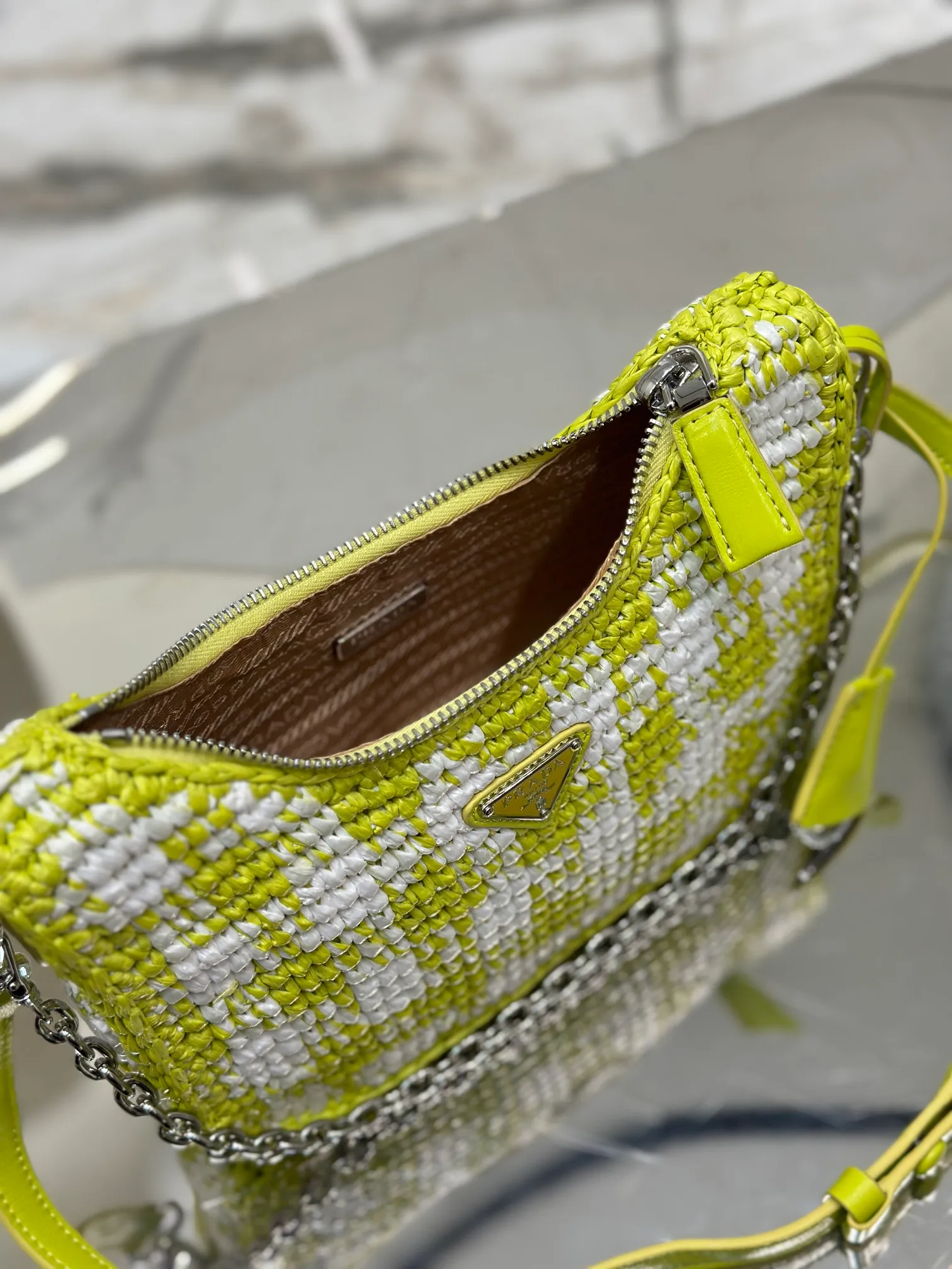 💰1640🌟Hobo armpit weaving is handmade with top-quality raffia, has smart colors and fashionable charm, and has a classic triangle logo on the front, with a detachable chain, handbag and leather shoulder. It is not only practical, lightweight but also beautiful! Size: 22-18-6cm Model: 1BC204 weaving