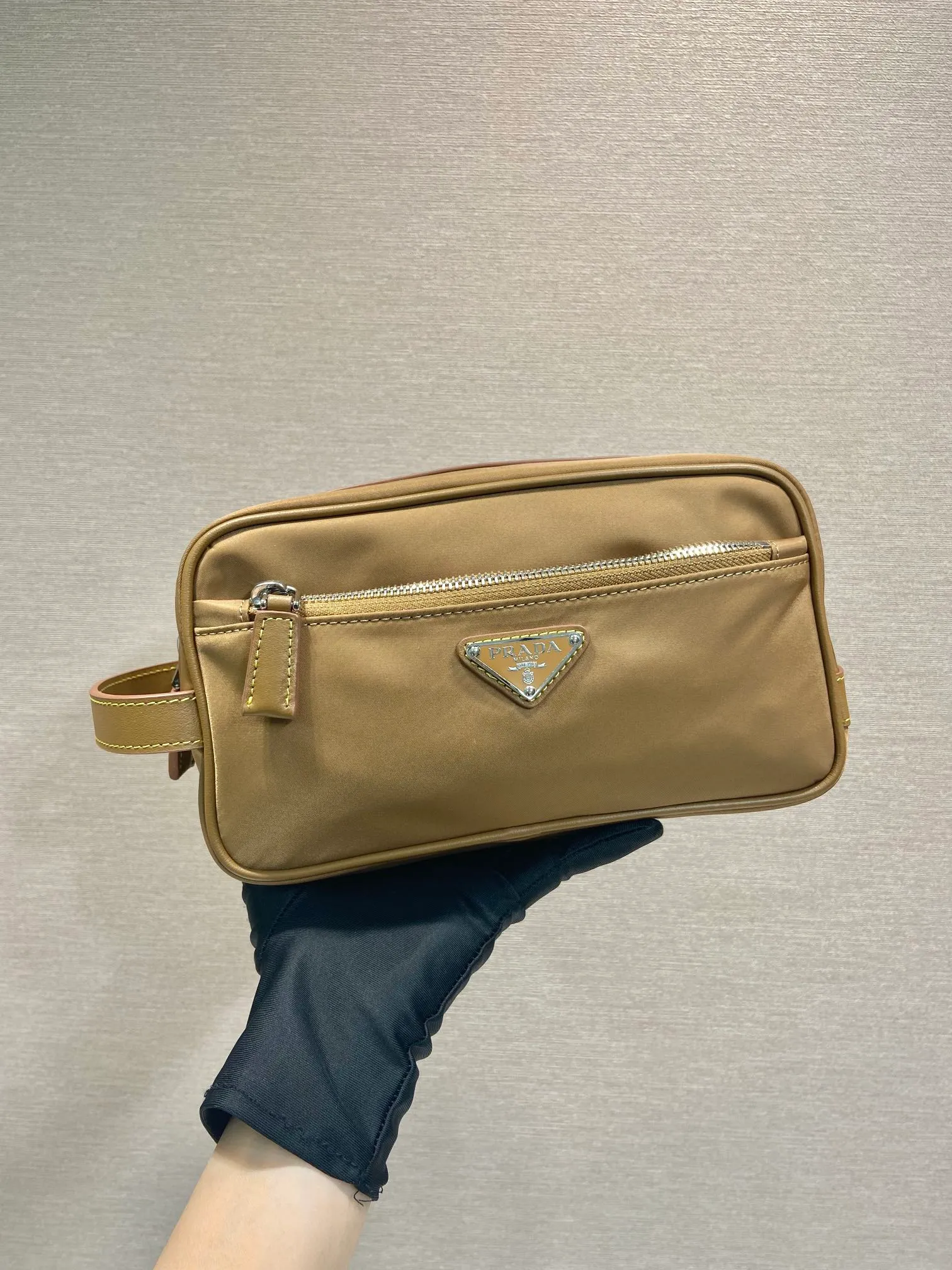 💰760🎉New toiletry bag🎉2NA819 storage bag🎉🎉 This travel storage bag is made of Re-Nylon regenerated nylon material, with a simple and elegant design. The storage bag is equipped with a top zipper, decorated with an enameled triangle logo and a Saffiano hand strap, and two external zippered pockets The internal zippered pocket is very practical. It can be used as a handbag or as a travel storage/toilet bag. Baby, hurry up and get it🎉🎉 Length 22x Height 12.5x Bottom Length 11🎉🎉🎉👏👏👏