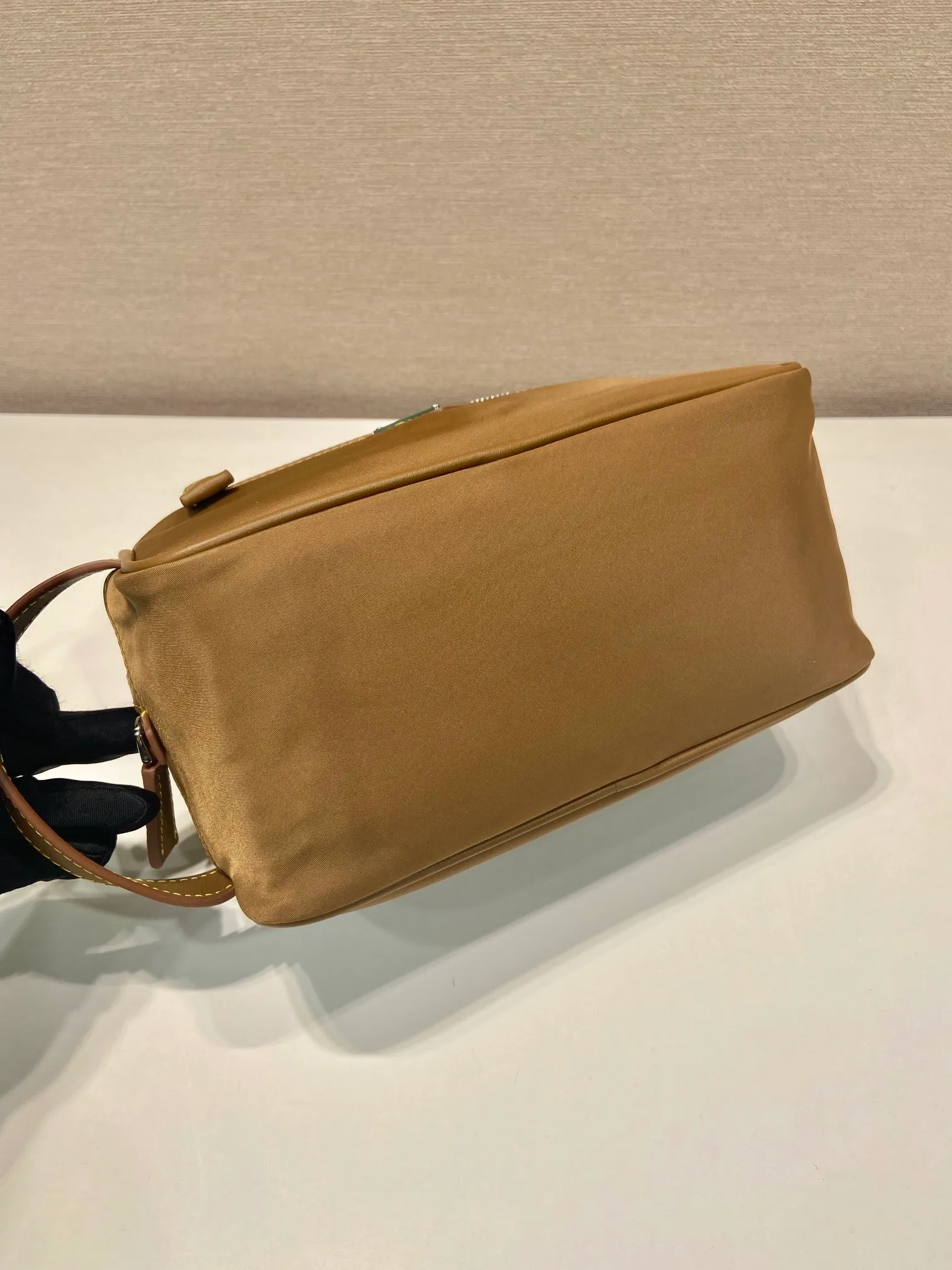 💰760🎉New toiletry bag🎉2NA819 storage bag🎉🎉 This travel storage bag is made of Re-Nylon regenerated nylon material, with a simple and elegant design. The storage bag is equipped with a top zipper, decorated with an enameled triangle logo and a Saffiano hand strap, and two external zippered pockets The internal zippered pocket is very practical. It can be used as a handbag or as a travel storage/toilet bag. Baby, hurry up and get it🎉🎉 Length 22x Height 12.5x Bottom Length 11🎉🎉🎉👏👏👏