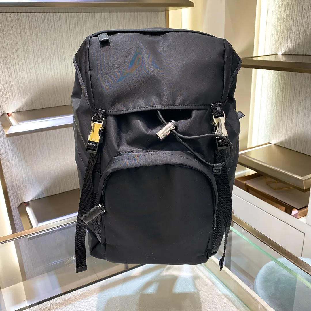 💰1260✨Classic hot style✨ The latest Pr@da men's backpack 2VZ135 Triangular enamel nameplate logo Imported original parachute fabric Using imported equipment✈️+original hardware accessories Adjustable nylon shoulder straps Flip strap closure and internal drawstring closure Perfect details on the back pad 😘With OEM code Size 17*27*45 Fashionable and casual A must-have for fashionistas [deyi][deyi]