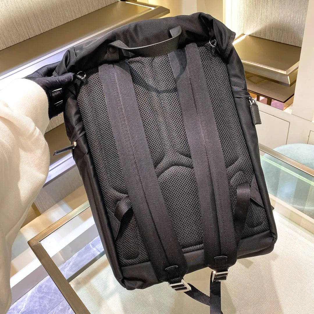 💰1260✨Classic hot style✨ The latest Pr@da men's backpack 2VZ135 Triangular enamel nameplate logo Imported original parachute fabric Using imported equipment✈️+original hardware accessories Adjustable nylon shoulder straps Flip strap closure and internal drawstring closure Perfect details on the back pad 😘With OEM code Size 17*27*45 Fashionable and casual A must-have for fashionistas [deyi][deyi]