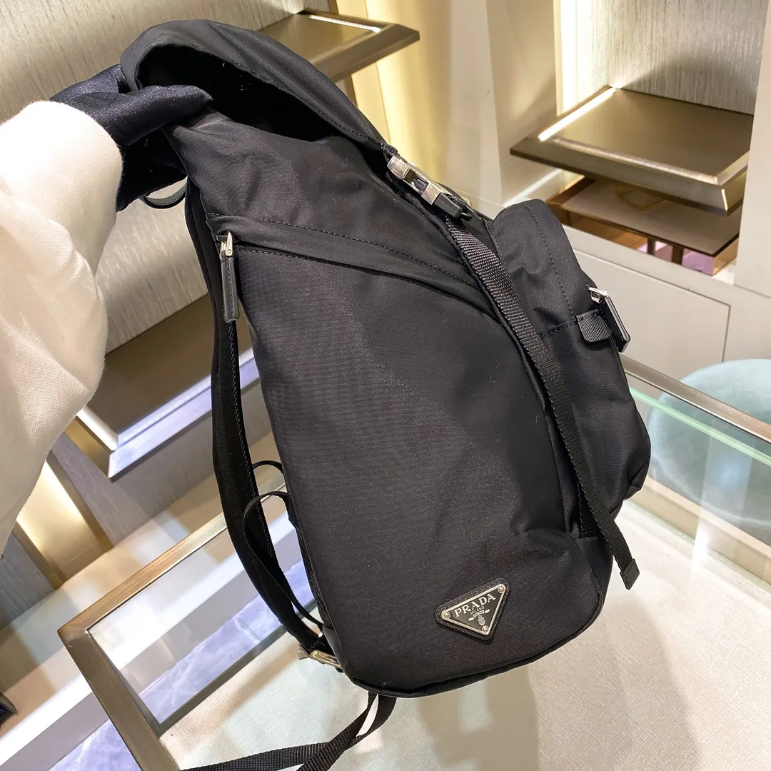 💰1260✨Classic hot style✨ The latest Pr@da men's backpack 2VZ135 Triangular enamel nameplate logo Imported original parachute fabric Using imported equipment✈️+original hardware accessories Adjustable nylon shoulder straps Flip strap closure and internal drawstring closure Perfect details on the back pad 😘With OEM code Size 17*27*45 Fashionable and casual A must-have for fashionistas [deyi][deyi]