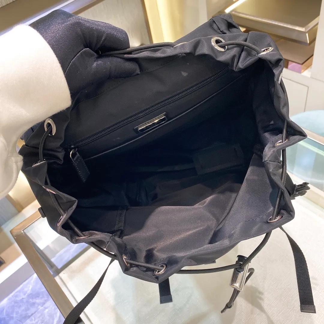 💰1260✨Classic hot style✨ The latest Pr@da men's backpack 2VZ135 Triangular enamel nameplate logo Imported original parachute fabric Using imported equipment✈️+original hardware accessories Adjustable nylon shoulder straps Flip strap closure and internal drawstring closure Perfect details on the back pad 😘With OEM code Size 17*27*45 Fashionable and casual A must-have for fashionistas [deyi][deyi]