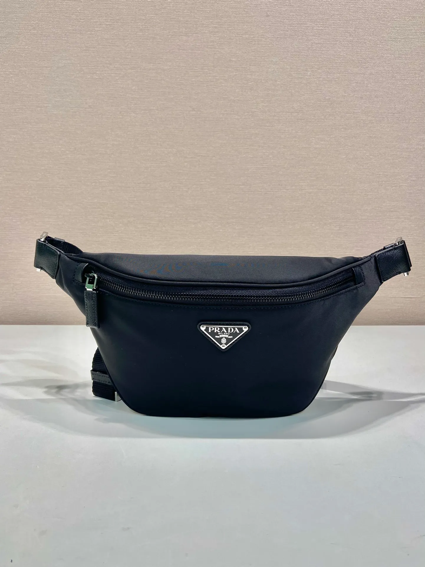 💰760🎉Upgraded version of waist bag/chest bag🎉2VL033A🎉This waist bag design is not only practical but also enhances the overall design sense, making it easy to increase the body proportions. The bag can be placed on the waist, and can be used as a chest bag or cross body bag👍👍It can be matched with different clothes in daily life, and the upper body shape is very good😘Simple/light/fashionable😘😘 Unisex model for men and women🙊Another waist bag/chest bag that will never go out of style👏👏 Length 33x Height 24x Bottom 13cm