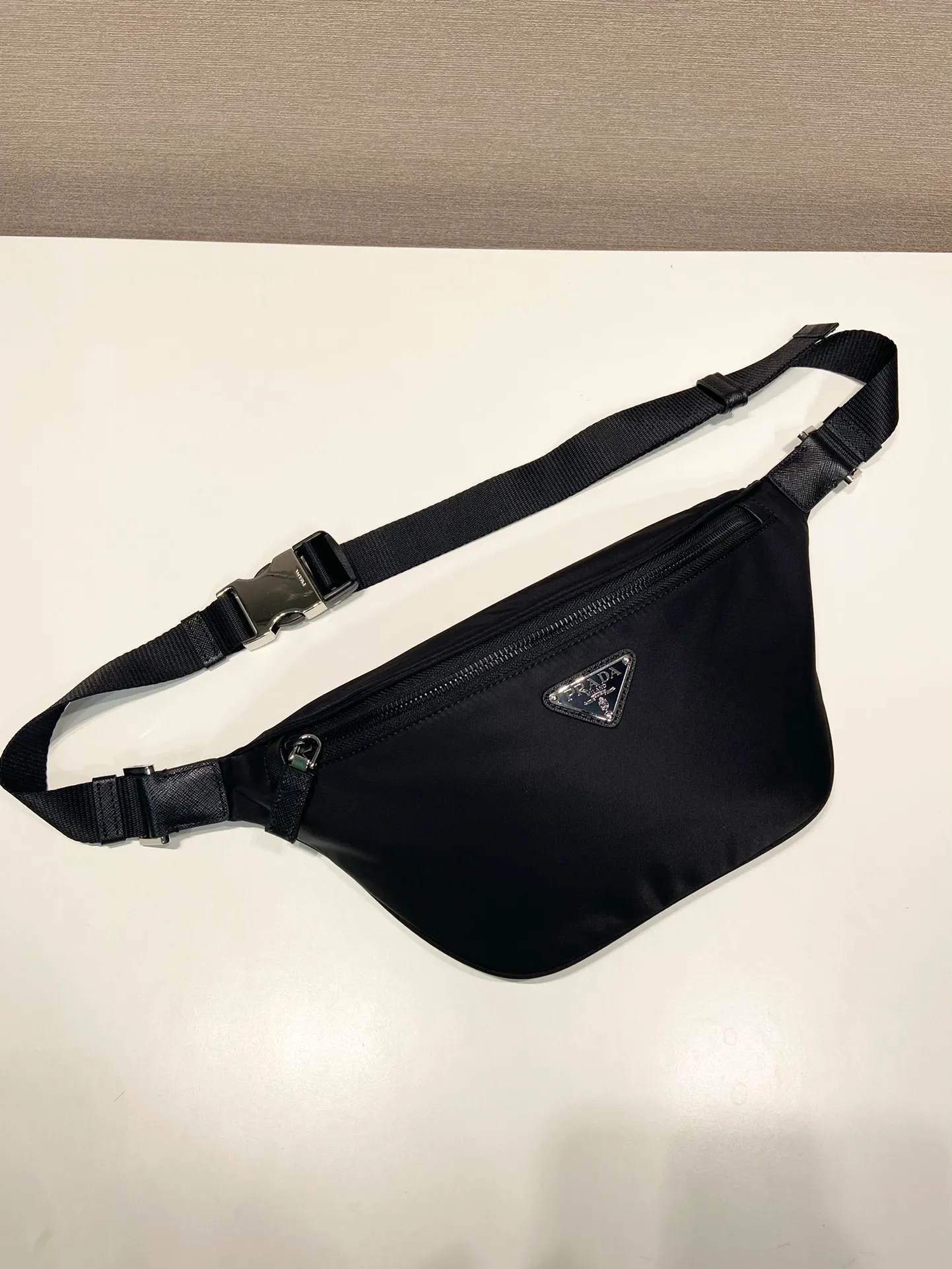 💰760🎉Upgraded version of waist bag/chest bag🎉2VL033A🎉This waist bag design is not only practical but also enhances the overall design sense, making it easy to increase the body proportions. The bag can be placed on the waist, and can be used as a chest bag or cross body bag👍👍It can be matched with different clothes in daily life, and the upper body shape is very good😘Simple/light/fashionable😘😘 Unisex model for men and women🙊Another waist bag/chest bag that will never go out of style👏👏 Length 33x Height 24x Bottom 13cm