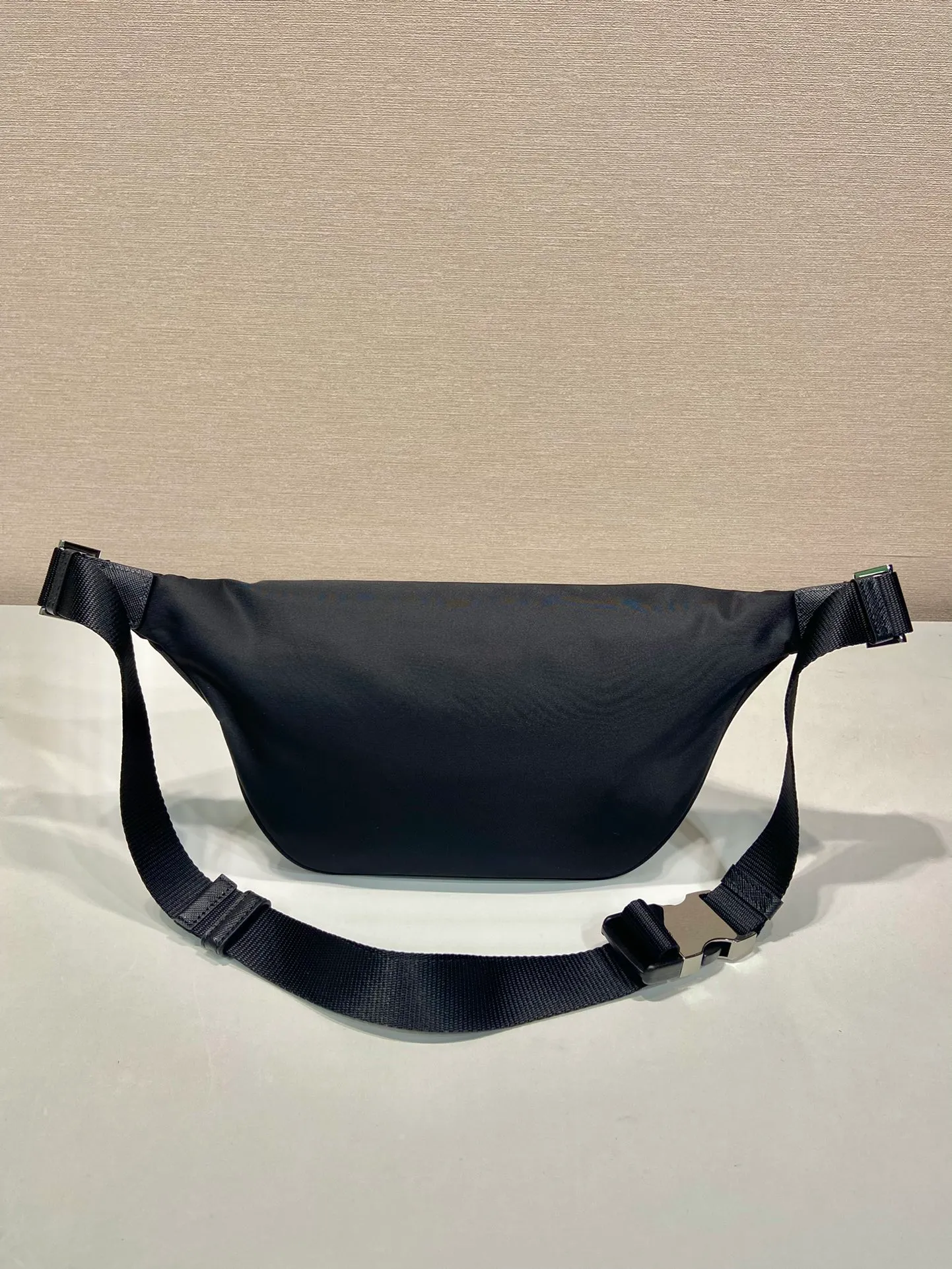 💰760🎉Upgraded version of waist bag/chest bag🎉2VL033A🎉This waist bag design is not only practical but also enhances the overall design sense, making it easy to increase the body proportions. The bag can be placed on the waist, and can be used as a chest bag or cross body bag👍👍It can be matched with different clothes in daily life, and the upper body shape is very good😘Simple/light/fashionable😘😘 Unisex model for men and women🙊Another waist bag/chest bag that will never go out of style👏👏 Length 33x Height 24x Bottom 13cm