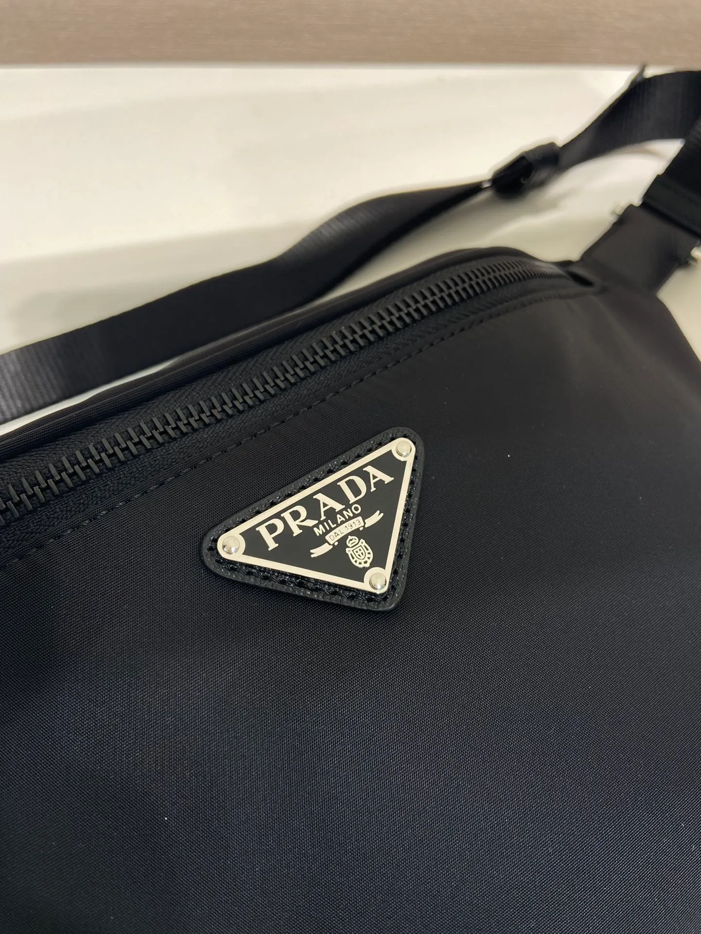 💰760🎉Upgraded version of waist bag/chest bag🎉2VL033A🎉This waist bag design is not only practical but also enhances the overall design sense, making it easy to increase the body proportions. The bag can be placed on the waist, and can be used as a chest bag or cross body bag👍👍It can be matched with different clothes in daily life, and the upper body shape is very good😘Simple/light/fashionable😘😘 Unisex model for men and women🙊Another waist bag/chest bag that will never go out of style👏👏 Length 33x Height 24x Bottom 13cm