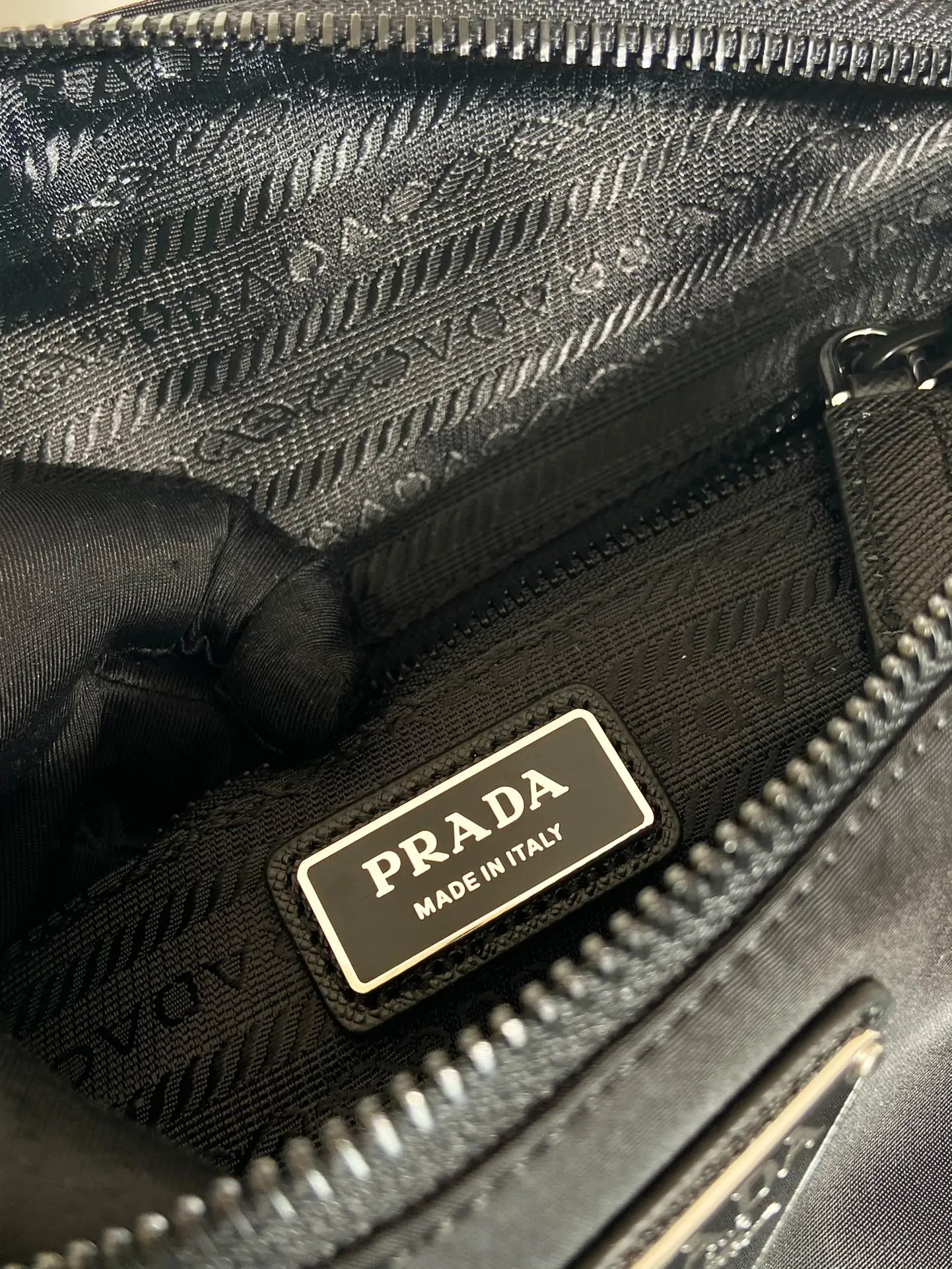 💰760🎉Upgraded version of waist bag/chest bag🎉2VL033A🎉This waist bag design is not only practical but also enhances the overall design sense, making it easy to increase the body proportions. The bag can be placed on the waist, and can be used as a chest bag or cross body bag👍👍It can be matched with different clothes in daily life, and the upper body shape is very good😘Simple/light/fashionable😘😘 Unisex model for men and women🙊Another waist bag/chest bag that will never go out of style👏👏 Length 33x Height 24x Bottom 13cm