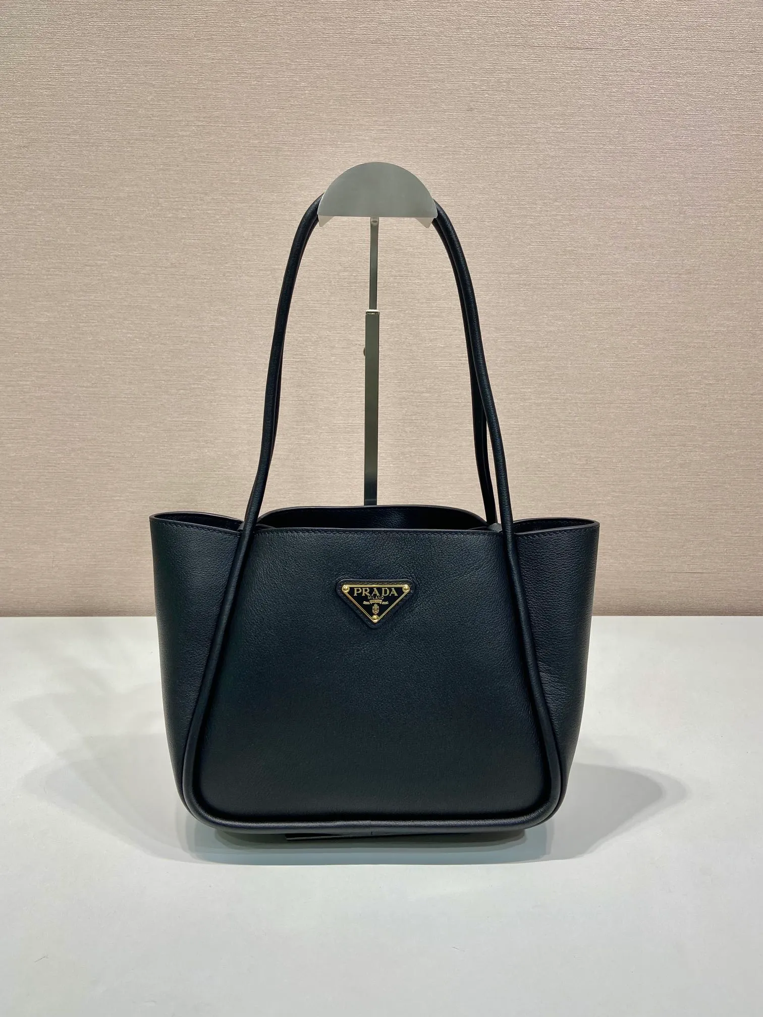 💰1500🎉New product🎉1BG539 shoulder style🎉🎉 This shoulder style is made of oral calfskin and top-grade hardware. It can be carried by hand or carried on the shoulder. It is equipped with 2 compartments in the front and back panels. It has a large capacity, is simple and practical, and has a beautiful upper body effect. Babies. Hurry up and get it🎉🎉 Length 25x Height 18.5x Bottom 12.5cm🎉🎉🎉👏👏👏