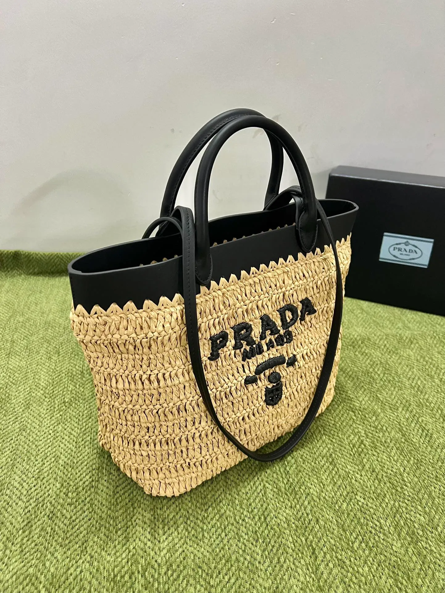 💰1500, 2024 new summer straw tote bag 1BG500 This modern and sophisticated tote bag combines crochet craftsmanship and leather details to create a summer atmosphere. Double handle style, can be used as a handbag or shoulder bag, with a contrasting embroidered letter logo on the front for added recognition. Raffia effect yarn, double leather handles, suitable as a handbag or shoulder bag, embroidered monogram logo, unlined interior Height: 26cm Width: 25cm Length: 14cm
