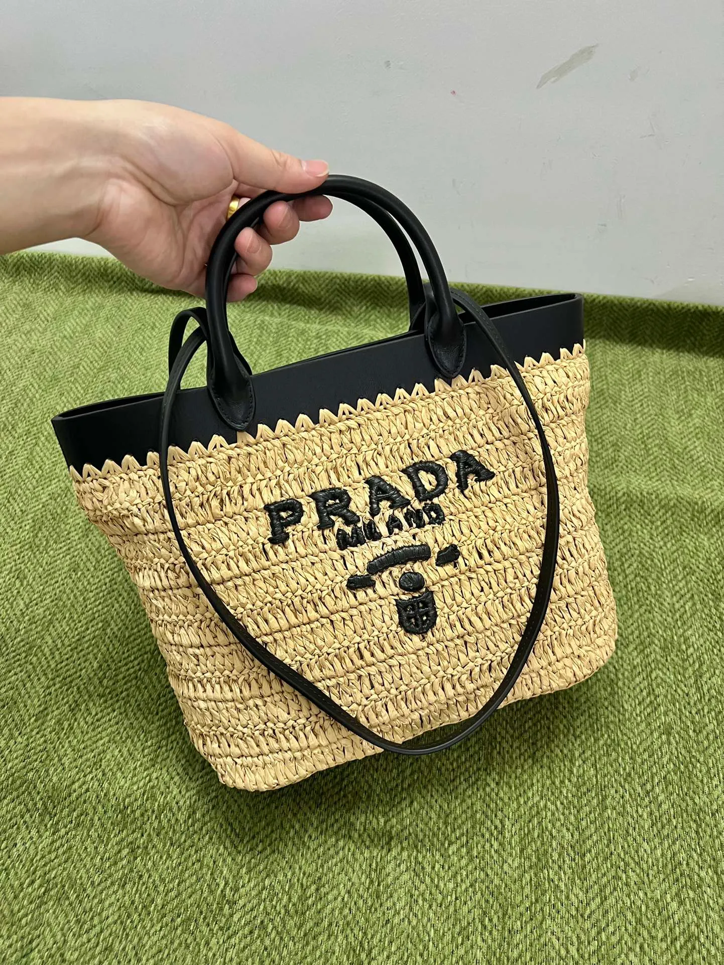 💰1500, 2024 new summer straw tote bag 1BG500 This modern and sophisticated tote bag combines crochet craftsmanship and leather details to create a summer atmosphere. Double handle style, can be used as a handbag or shoulder bag, with a contrasting embroidered letter logo on the front for added recognition. Raffia effect yarn, double leather handles, suitable as a handbag or shoulder bag, embroidered monogram logo, unlined interior Height: 26cm Width: 25cm Length: 14cm