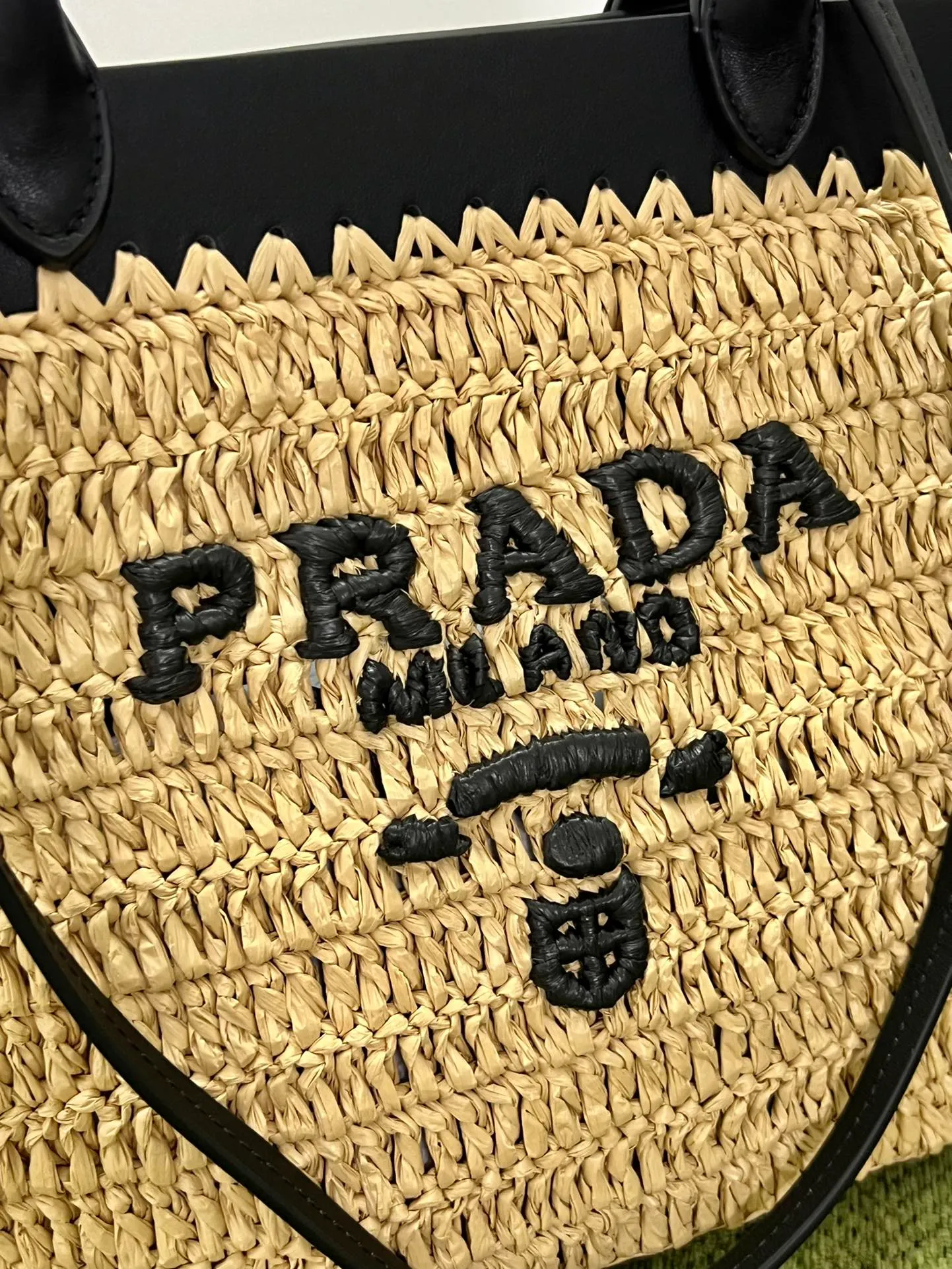 💰1500, 2024 new summer straw tote bag 1BG500 This modern and sophisticated tote bag combines crochet craftsmanship and leather details to create a summer atmosphere. Double handle style, can be used as a handbag or shoulder bag, with a contrasting embroidered letter logo on the front for added recognition. Raffia effect yarn, double leather handles, suitable as a handbag or shoulder bag, embroidered monogram logo, unlined interior Height: 26cm Width: 25cm Length: 14cm