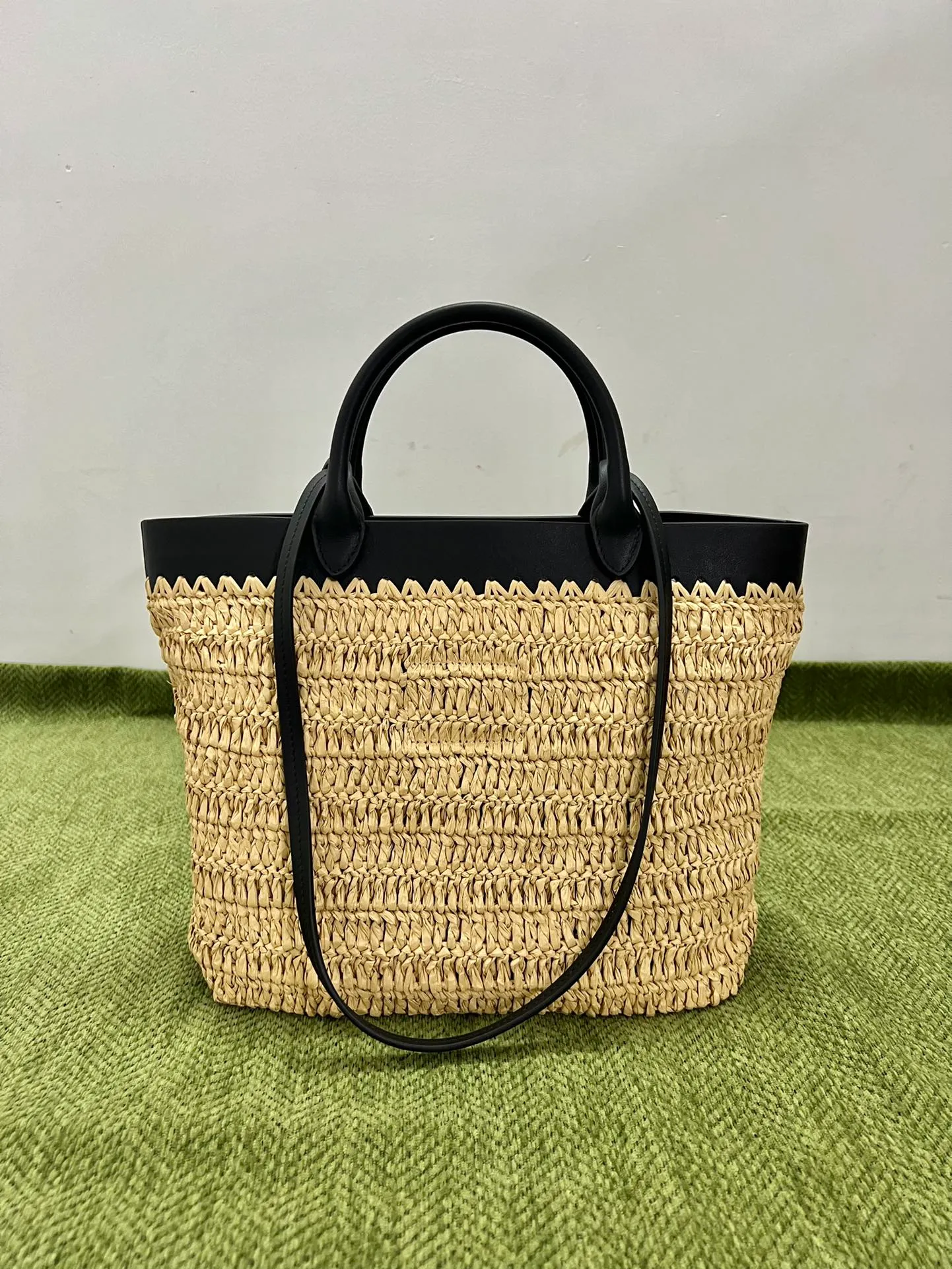 💰1500, 2024 new summer straw tote bag 1BG500 This modern and sophisticated tote bag combines crochet craftsmanship and leather details to create a summer atmosphere. Double handle style, can be used as a handbag or shoulder bag, with a contrasting embroidered letter logo on the front for added recognition. Raffia effect yarn, double leather handles, suitable as a handbag or shoulder bag, embroidered monogram logo, unlined interior Height: 26cm Width: 25cm Length: 14cm
