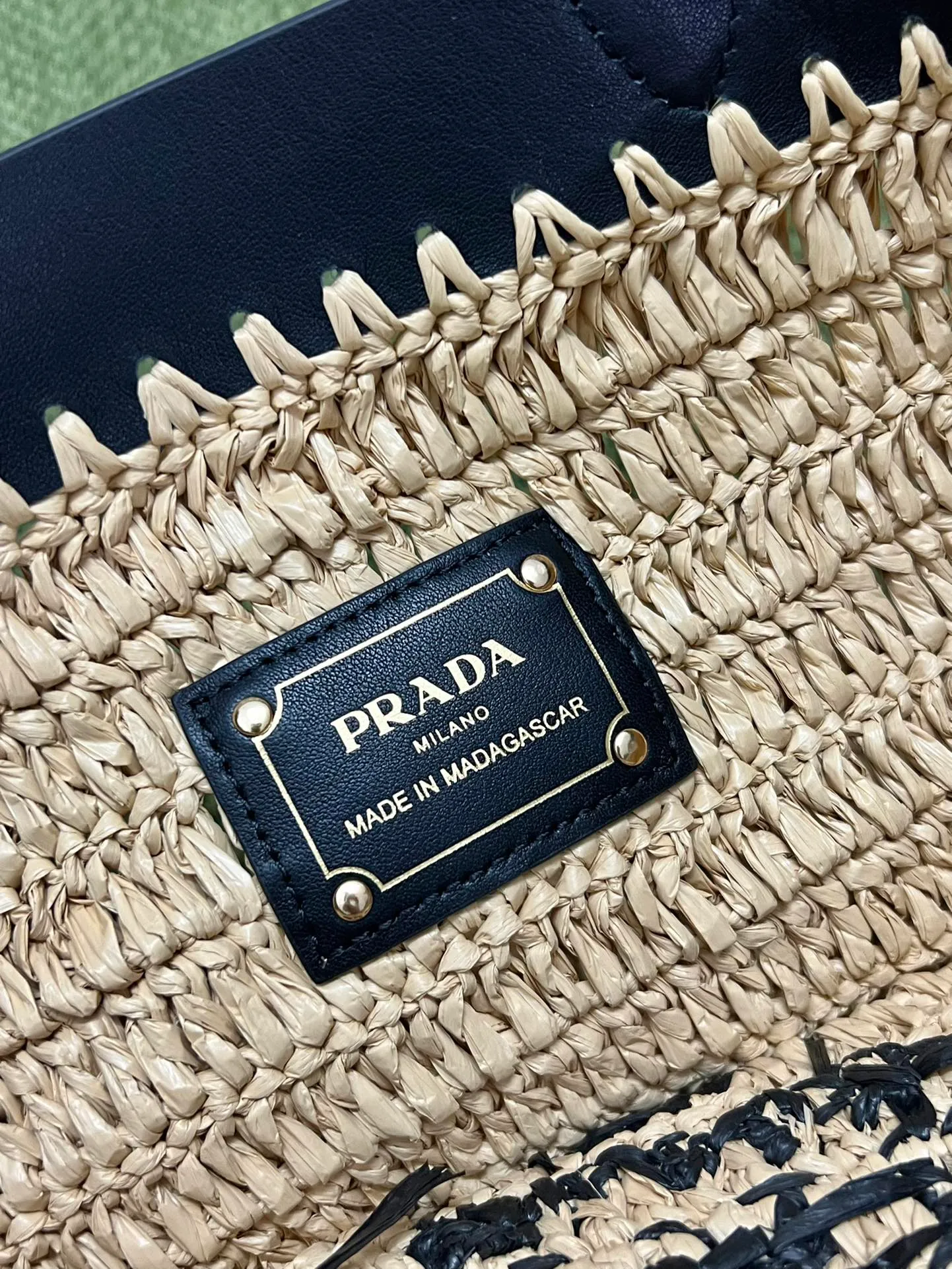 💰1500, 2024 new summer straw tote bag 1BG500 This modern and sophisticated tote bag combines crochet craftsmanship and leather details to create a summer atmosphere. Double handle style, can be used as a handbag or shoulder bag, with a contrasting embroidered letter logo on the front for added recognition. Raffia effect yarn, double leather handles, suitable as a handbag or shoulder bag, embroidered monogram logo, unlined interior Height: 26cm Width: 25cm Length: 14cm