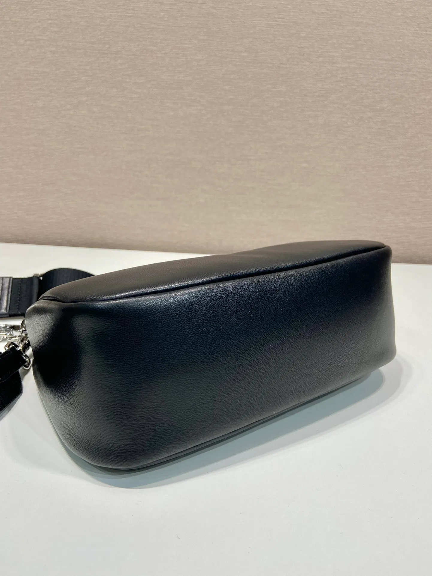 💰1520🎉Lambskin three-in-one🎉1BH204🎉🎉 This three-in-one padded shoulder bag is made of soft lambskin and has a simple silhouette. It is equipped with a detachable long nylon shoulder strap and velvet strips. It is a favorite small bag on the shoulder strap. So cute 😉 It feels very soft🎉, practical and casual, babies, hurry up and get it🎉🎉 Length 22x height 18x ​​base 6.5cm🎉🎉🎉🍊🍊🍊