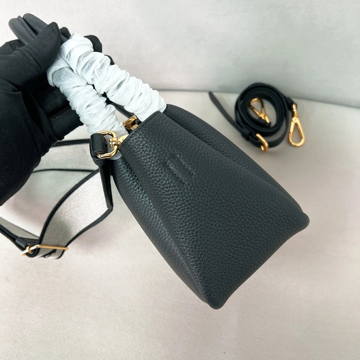 💰1760✨New product launch✨2025 new mini pebbled handbag/shoulder bag 1BA362 is made of soft textured pebbled calfskin. The bag has a rounded and soft silhouette. It is equipped with double handles and is decorated with a gold metal logo. Multifunctional detachable embroidered shoulder strap plus leather shoulder strap. Elegant and outstanding style. Can be carried in hand, on one shoulder or crossbody. A perfect fusion of classic heritage and contemporary trends. A must-have for fairies. Black. Size 19.5*18*9cm.