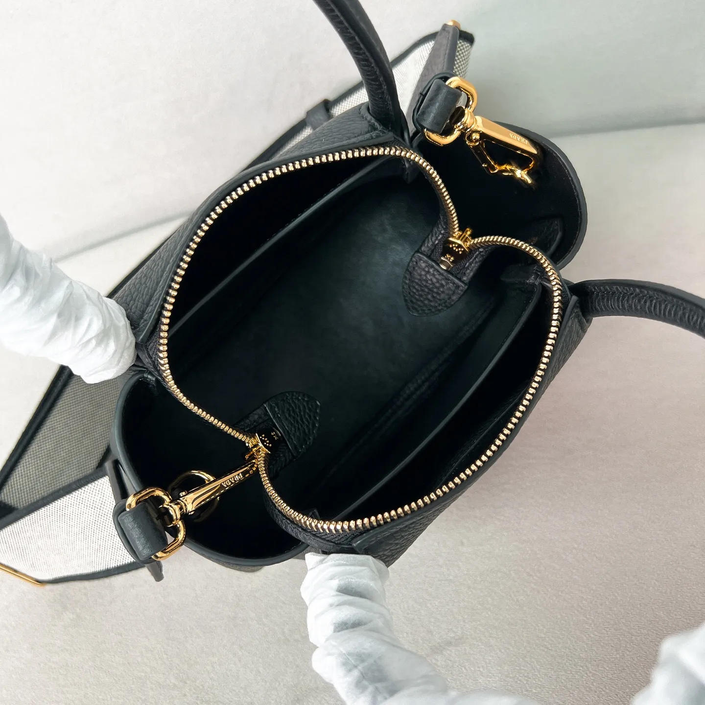💰1760✨New product launch✨2025 new mini pebbled handbag/shoulder bag 1BA362 is made of soft textured pebbled calfskin. The bag has a rounded and soft silhouette. It is equipped with double handles and is decorated with a gold metal logo. Multifunctional detachable embroidered shoulder strap plus leather shoulder strap. Elegant and outstanding style. Can be carried in hand, on one shoulder or crossbody. A perfect fusion of classic heritage and contemporary trends. A must-have for fairies. Black. Size 19.5*18*9cm.