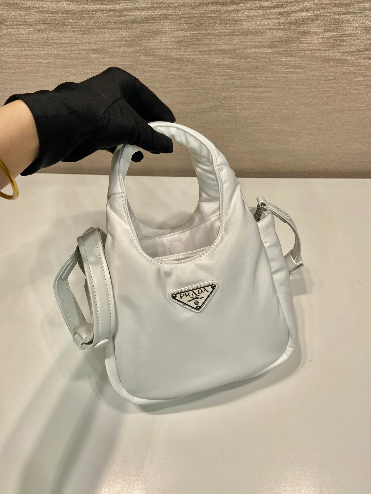 💰1060🎉Mini Tote Bag🎉1BA359 Nylon Fabric🎉🎉 This tote bag style handbag is made of imported nylon fabric, simple and very soft to the touch, casual and fashionable, with double handles and magnetic buckles. Open the bag to reveal the nylon lining and three compartments. The space capacity is very large and lightweight🎉🎉Can be carried on the shoulder🎉🎉If you like babies, hurry up and get it🎉🎉 Length 19x Height 16x Bottom 10cm🎉🎉🎉🍊🍊🍊