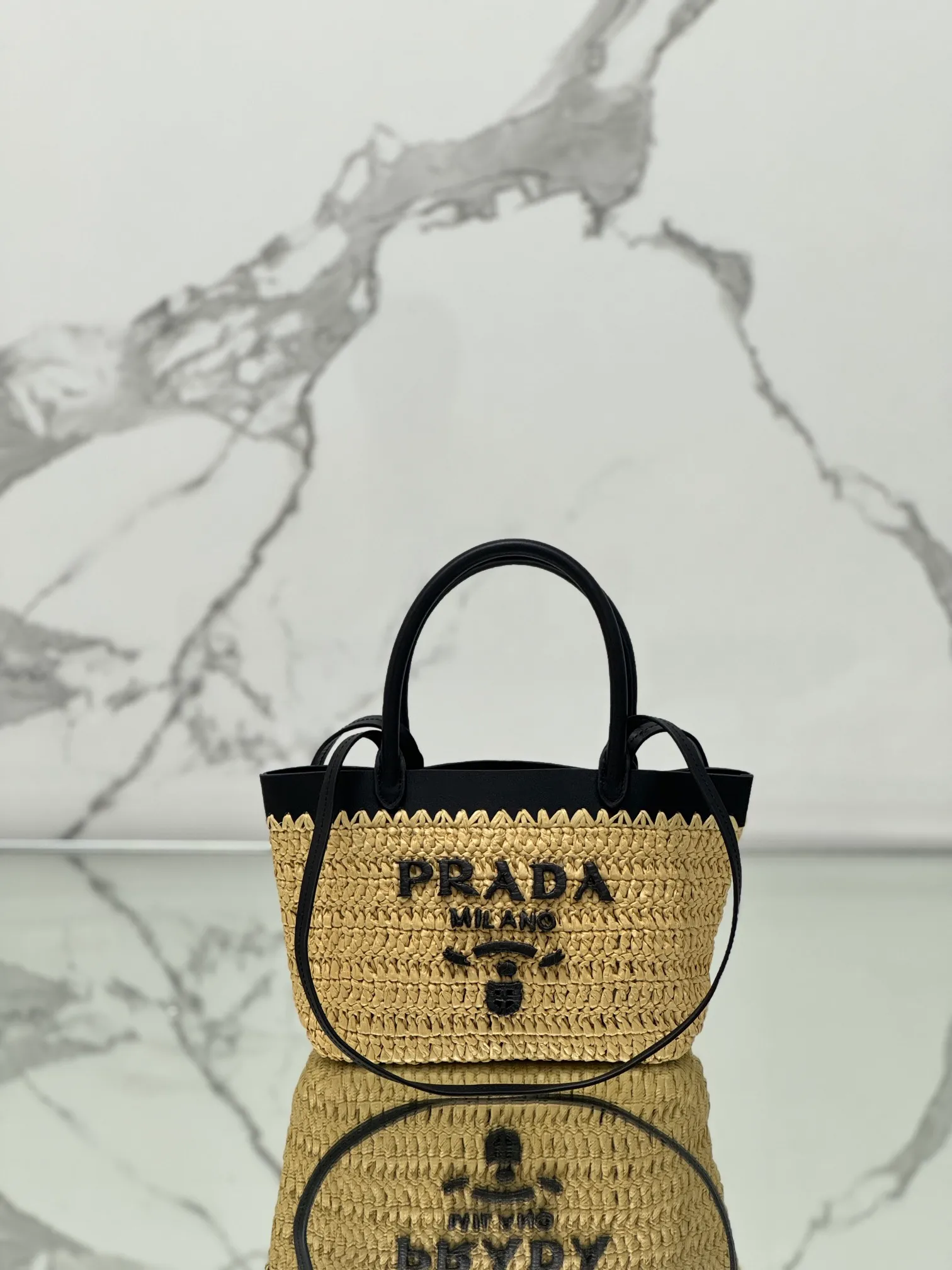 💰1360 (Small) New straw mini tote bag, this modern and sophisticated mini tote bag combines crochet craftsmanship and leather details to create a summer atmosphere. Double cowhide handles can be used as a handbag or shoulder bag, and the front is decorated with a contrasting embroidered letter logo for added recognition. The exquisite woven bag body exudes a strong spring and summer atmosphere~ It can give an unparalleled high-end texture simply by carrying it. It has large space capacity and is a classic hot style. Size: 21×16×10 Style number: 1BG501