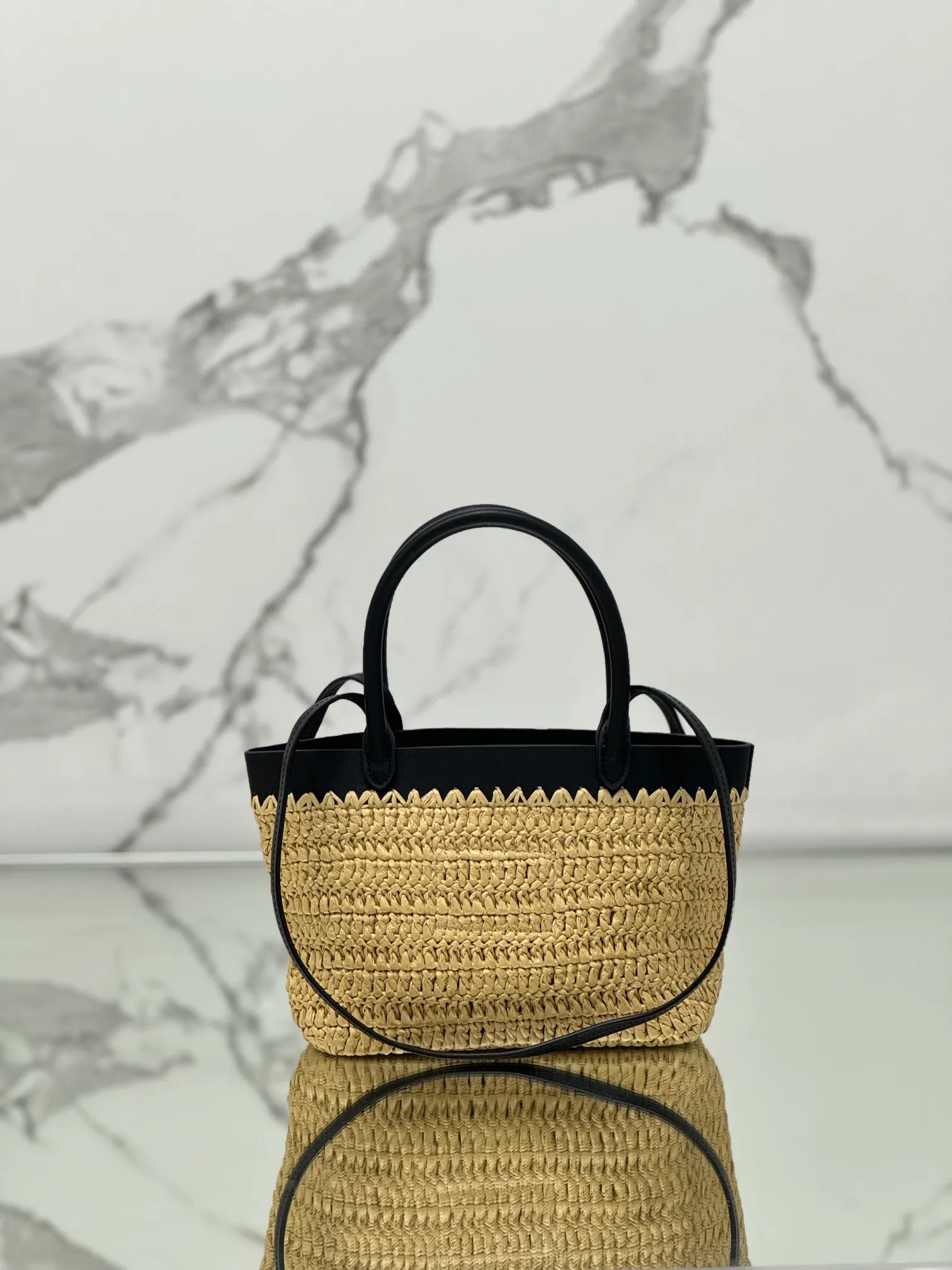 💰1360 (Small) New straw mini tote bag, this modern and sophisticated mini tote bag combines crochet craftsmanship and leather details to create a summer atmosphere. Double cowhide handles can be used as a handbag or shoulder bag, and the front is decorated with a contrasting embroidered letter logo for added recognition. The exquisite woven bag body exudes a strong spring and summer atmosphere~ It can give an unparalleled high-end texture simply by carrying it. It has large space capacity and is a classic hot style. Size: 21×16×10 Style number: 1BG501