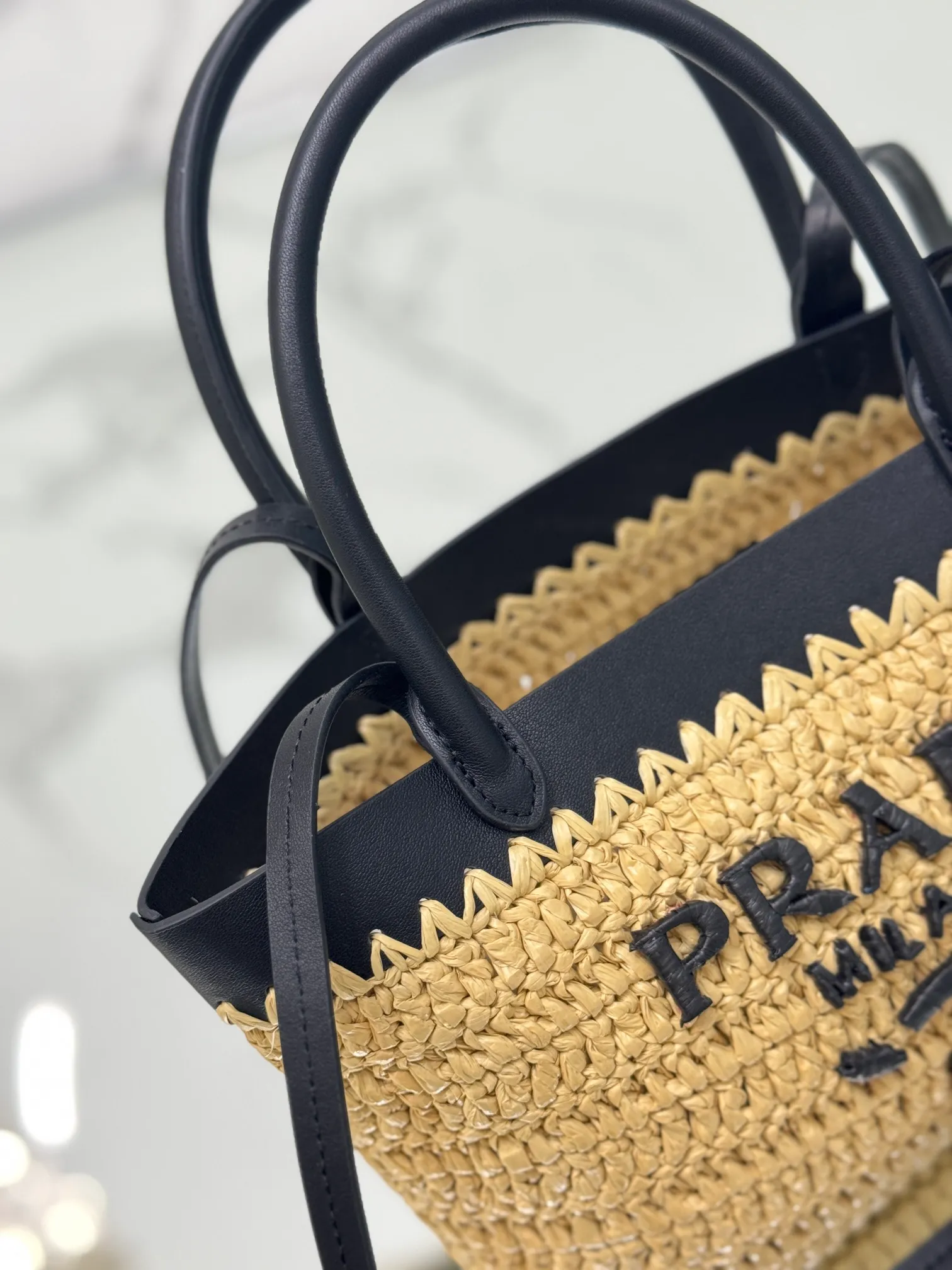 💰1360 (Small) New straw mini tote bag, this modern and sophisticated mini tote bag combines crochet craftsmanship and leather details to create a summer atmosphere. Double cowhide handles can be used as a handbag or shoulder bag, and the front is decorated with a contrasting embroidered letter logo for added recognition. The exquisite woven bag body exudes a strong spring and summer atmosphere~ It can give an unparalleled high-end texture simply by carrying it. It has large space capacity and is a classic hot style. Size: 21×16×10 Style number: 1BG501