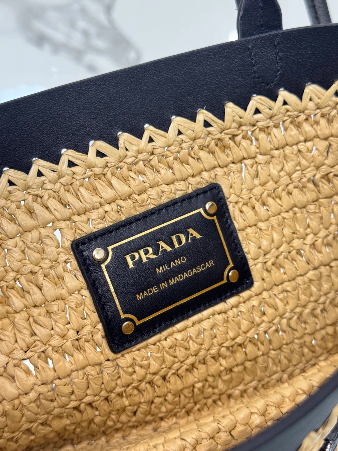 💰1360 (Small) New straw mini tote bag, this modern and sophisticated mini tote bag combines crochet craftsmanship and leather details to create a summer atmosphere. Double cowhide handles can be used as a handbag or shoulder bag, and the front is decorated with a contrasting embroidered letter logo for added recognition. The exquisite woven bag body exudes a strong spring and summer atmosphere~ It can give an unparalleled high-end texture simply by carrying it. It has large space capacity and is a classic hot style. Size: 21×16×10 Style number: 1BG501