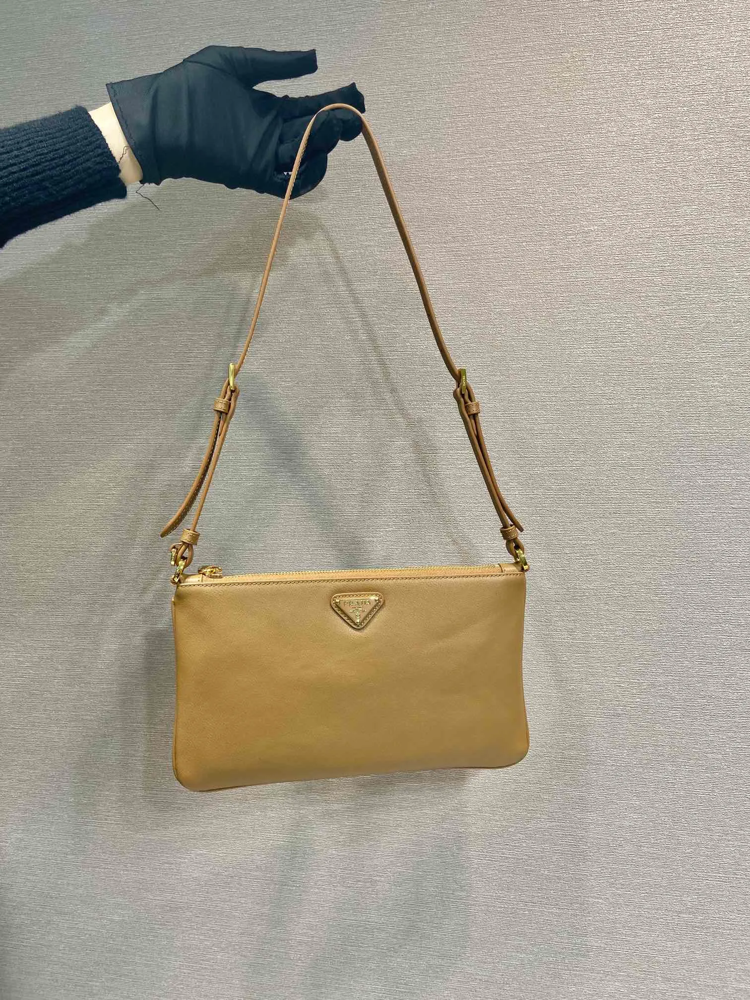 💰900🎉New armpit bag🎉1Bc238 calfskin🎉🎉 This armpit bag is made of imported calfskin, with metal triangle logo. It has large capacity, is lightweight and practical, and the upper body effect is very beautiful and fashionable. It is also a popular style that will never go out of style. Baby, hurry up and get it! Length 24x Height 14cm🎉🎉🎉💰💰💰