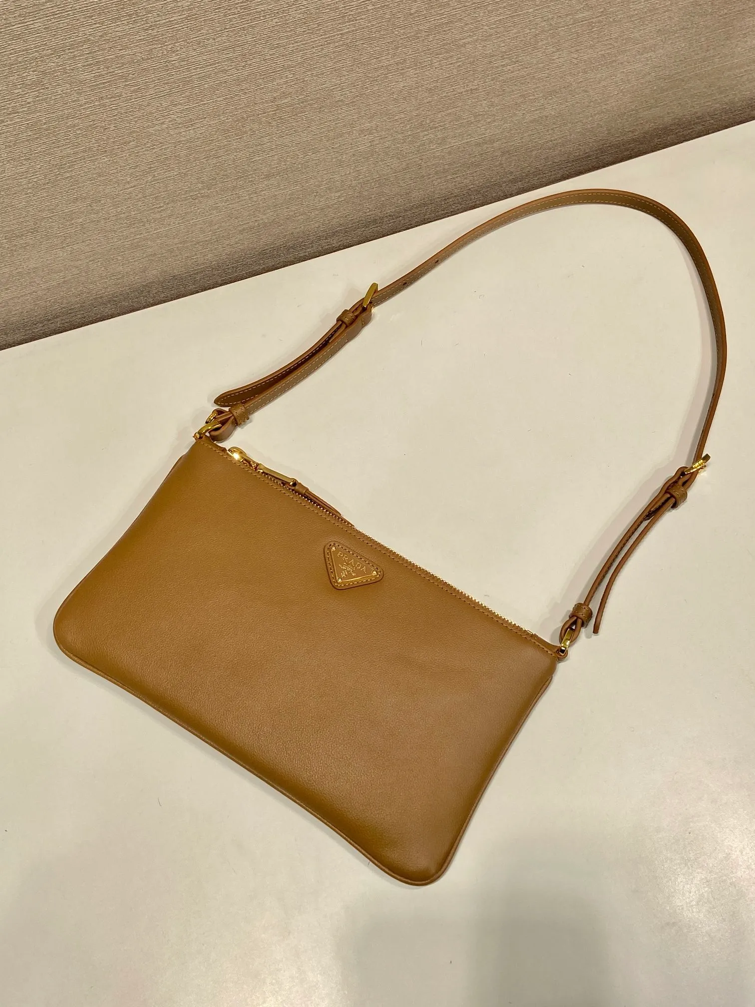 💰900🎉New armpit bag🎉1Bc238 calfskin🎉🎉 This armpit bag is made of imported calfskin, with metal triangle logo. It has large capacity, is lightweight and practical, and the upper body effect is very beautiful and fashionable. It is also a popular style that will never go out of style. Baby, hurry up and get it! Length 24x Height 14cm🎉🎉🎉💰💰💰