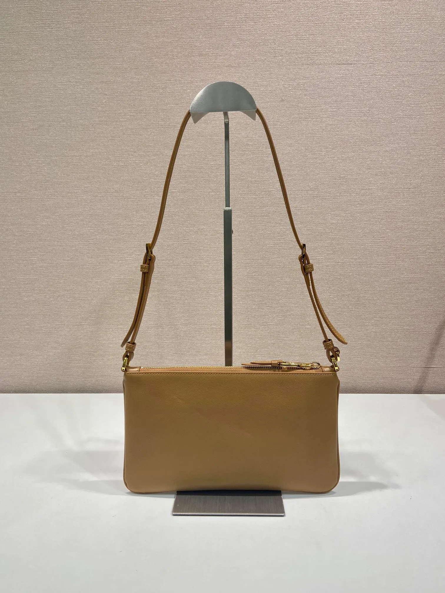 💰900🎉New armpit bag🎉1Bc238 calfskin🎉🎉 This armpit bag is made of imported calfskin, with metal triangle logo. It has large capacity, is lightweight and practical, and the upper body effect is very beautiful and fashionable. It is also a popular style that will never go out of style. Baby, hurry up and get it! Length 24x Height 14cm🎉🎉🎉💰💰💰