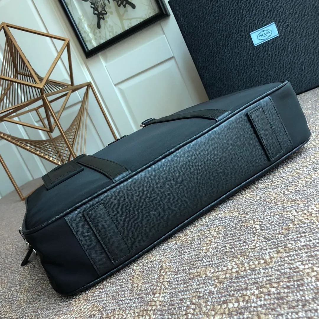 💰1260, the new model 🆕🆕2VE0891 cloth/leather has arrived👏🏻👏🏻Original item👍👍Another classic hit👏🏻👏🏻Using imported parachute fabric, polished steel Quality hardware, nylon lining inside, can be placed on a trolley case🎊🎊, 165 OEM code, length 36x height 28x base 8cm. Lightweight and practical👏🏻👏🏻👏🏻💰💰💰