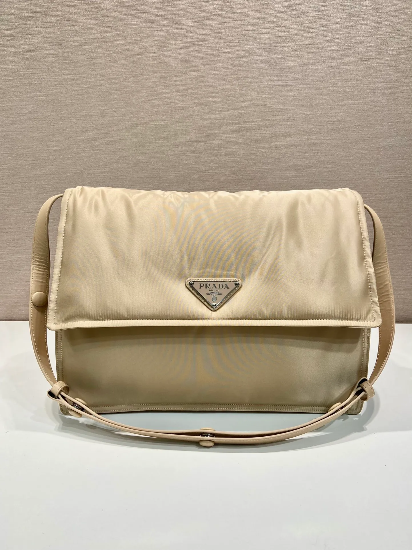 💰1360🎉The popular messenger bag large 🎉New color/milk tea😘😘This shoulder bag is made of unique padded nylon and is equipped with leather shoulder straps and back pockets. The metal accessories give a touch of bright color and the overall low profile Luxurious and versatile, the only difference is that it is not detachable, the design is more simple, and the style is still the same🙊🙊 If you like babies, hurry up and buy it, it is unisex, and it is a popular style that will never go out of style👏👏 Style number 1BD256, length 36x height 28x bottom 14