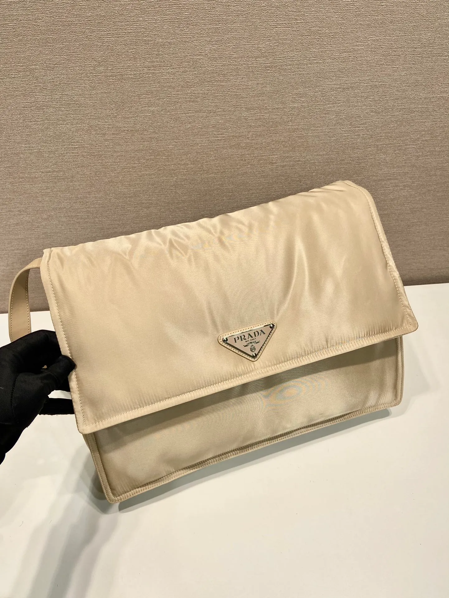 💰1360🎉The popular messenger bag large 🎉New color/milk tea😘😘This shoulder bag is made of unique padded nylon and is equipped with leather shoulder straps and back pockets. The metal accessories give a touch of bright color and the overall low profile Luxurious and versatile, the only difference is that it is not detachable, the design is more simple, and the style is still the same🙊🙊 If you like babies, hurry up and buy it, it is unisex, and it is a popular style that will never go out of style👏👏 Style number 1BD256, length 36x height 28x bottom 14