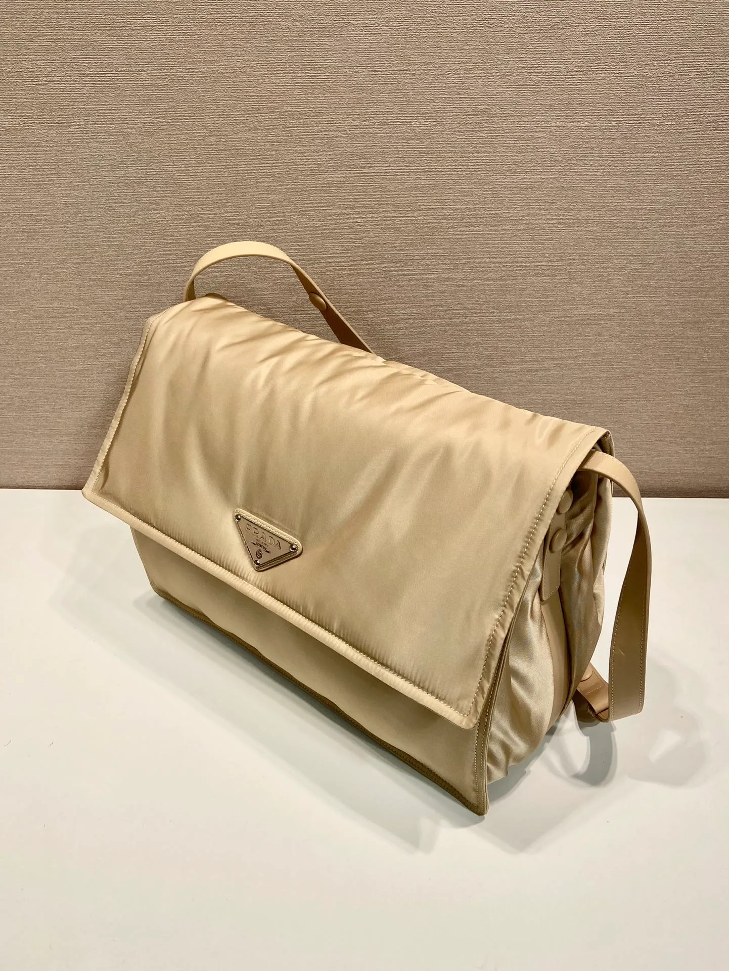 💰1360🎉The popular messenger bag large 🎉New color/milk tea😘😘This shoulder bag is made of unique padded nylon and is equipped with leather shoulder straps and back pockets. The metal accessories give a touch of bright color and the overall low profile Luxurious and versatile, the only difference is that it is not detachable, the design is more simple, and the style is still the same🙊🙊 If you like babies, hurry up and buy it, it is unisex, and it is a popular style that will never go out of style👏👏 Style number 1BD256, length 36x height 28x bottom 14