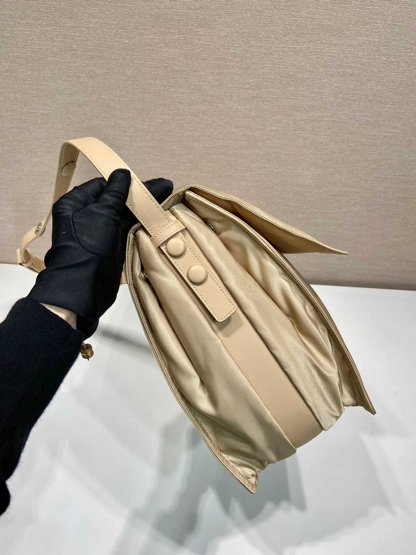 💰1360🎉The popular messenger bag large 🎉New color/milk tea😘😘This shoulder bag is made of unique padded nylon and is equipped with leather shoulder straps and back pockets. The metal accessories give a touch of bright color and the overall low profile Luxurious and versatile, the only difference is that it is not detachable, the design is more simple, and the style is still the same🙊🙊 If you like babies, hurry up and buy it, it is unisex, and it is a popular style that will never go out of style👏👏 Style number 1BD256, length 36x height 28x bottom 14