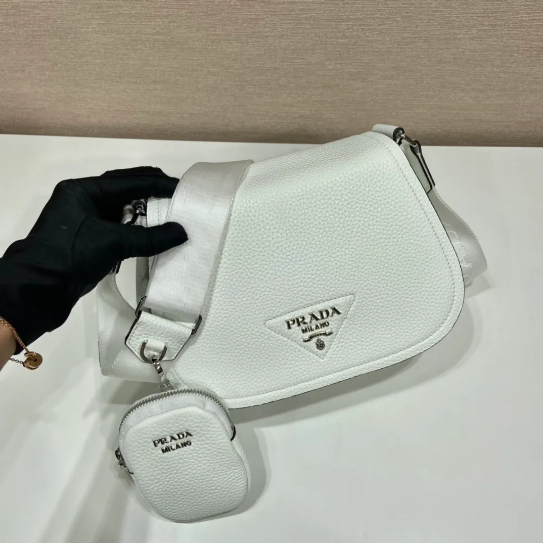💰1800🎉New model🎉1BD293🎉🎉 This cross-body bag is made of imported deerskin grain cowhide, with a clamshell design and an adjustable long shoulder strap. My favorite is the small bag on the shoulder strap😘It’s so perfect😘, it has large capacity, simple and elegant, and it feels super soft🎉Hurry up and get it🎉 Length 24x height 17x base 9.5cm🎉🎉🎉👏👏👏