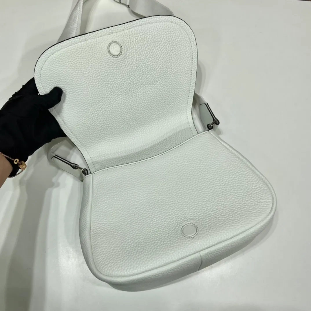 💰1800🎉New model🎉1BD293🎉🎉 This cross-body bag is made of imported deerskin grain cowhide, with a clamshell design and an adjustable long shoulder strap. My favorite is the small bag on the shoulder strap😘It’s so perfect😘, it has large capacity, simple and elegant, and it feels super soft🎉Hurry up and get it🎉 Length 24x height 17x base 9.5cm🎉🎉🎉👏👏👏