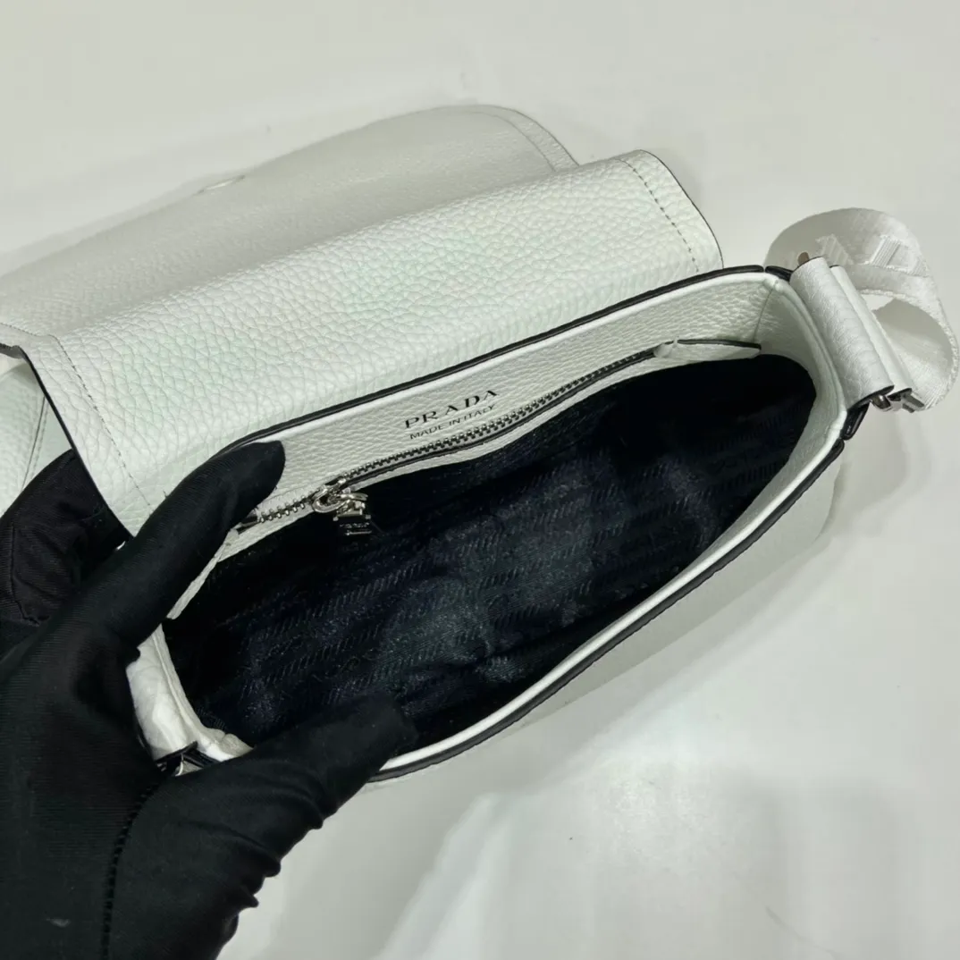 💰1800🎉New model🎉1BD293🎉🎉 This cross-body bag is made of imported deerskin grain cowhide, with a clamshell design and an adjustable long shoulder strap. My favorite is the small bag on the shoulder strap😘It’s so perfect😘, it has large capacity, simple and elegant, and it feels super soft🎉Hurry up and get it🎉 Length 24x height 17x base 9.5cm🎉🎉🎉👏👏👏