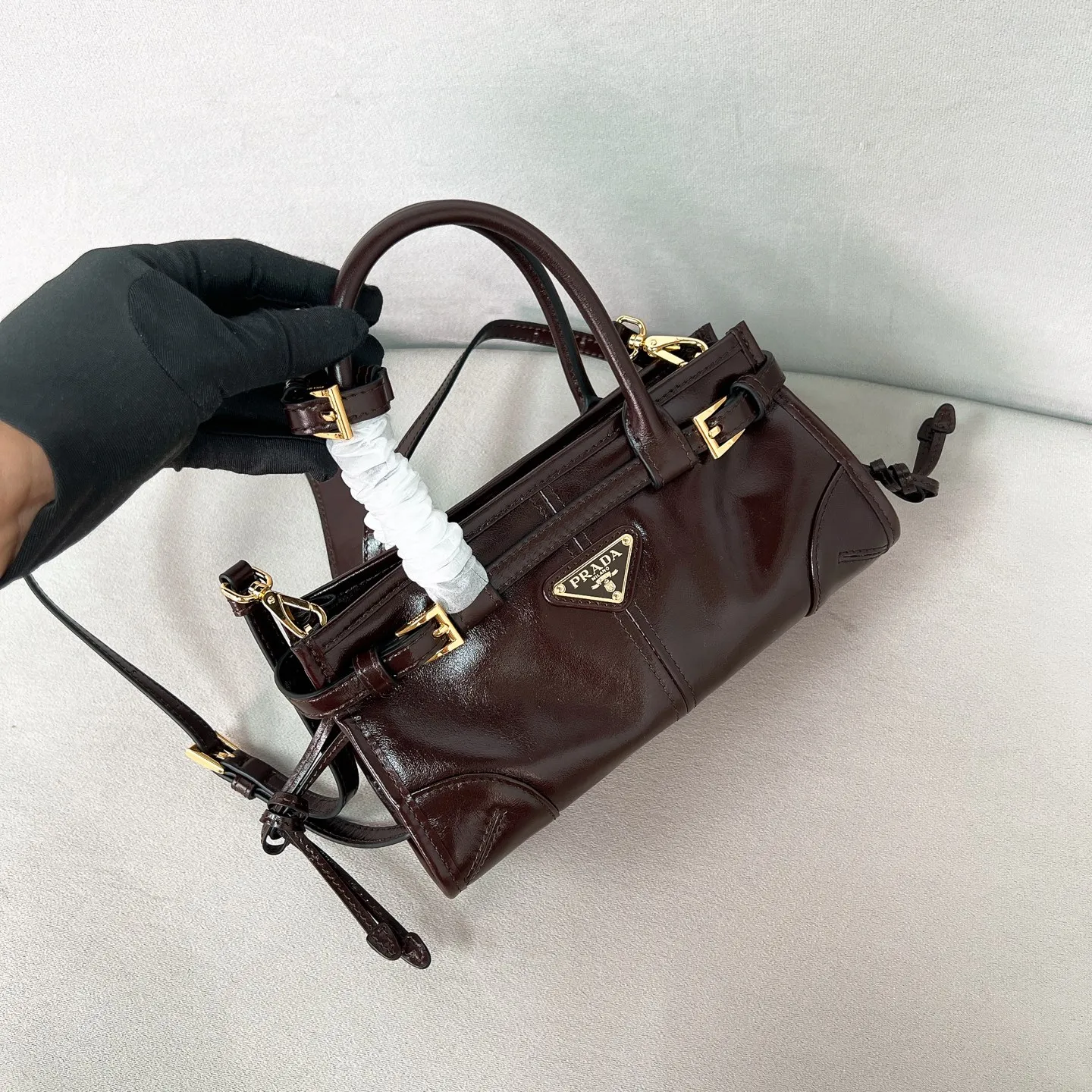 💰1560✨New first launch✨2025 waxed leather LuxSoft-Bonnie handbag mini size 1BA486 Hot-selling LuxSoft-Bonnie handbag Retro waxed leather with gold hardware Iconic triangle logo Comes with a long shoulder strap Can be carried on one shoulder or crossbody The fashionable feel is straight forward The design is casual, simple, refined and practical A retro style bag suitable for daily travel The upper body is really cool and sassy, retro➕fashionable and instant. Size 23.5*12*9​
