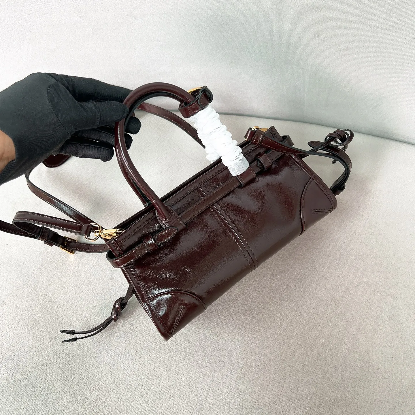 💰1560✨New first launch✨2025 waxed leather LuxSoft-Bonnie handbag mini size 1BA486 Hot-selling LuxSoft-Bonnie handbag Retro waxed leather with gold hardware Iconic triangle logo Comes with a long shoulder strap Can be carried on one shoulder or crossbody The fashionable feel is straight forward The design is casual, simple, refined and practical A retro style bag suitable for daily travel The upper body is really cool and sassy, retro➕fashionable and instant. Size 23.5*12*9​