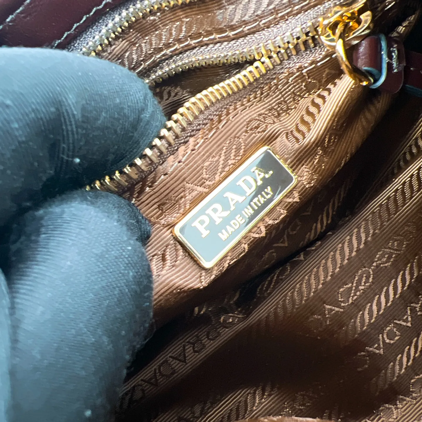 💰1560✨New first launch✨2025 waxed leather LuxSoft-Bonnie handbag mini size 1BA486 Hot-selling LuxSoft-Bonnie handbag Retro waxed leather with gold hardware Iconic triangle logo Comes with a long shoulder strap Can be carried on one shoulder or crossbody The fashionable feel is straight forward The design is casual, simple, refined and practical A retro style bag suitable for daily travel The upper body is really cool and sassy, retro➕fashionable and instant. Size 23.5*12*9​