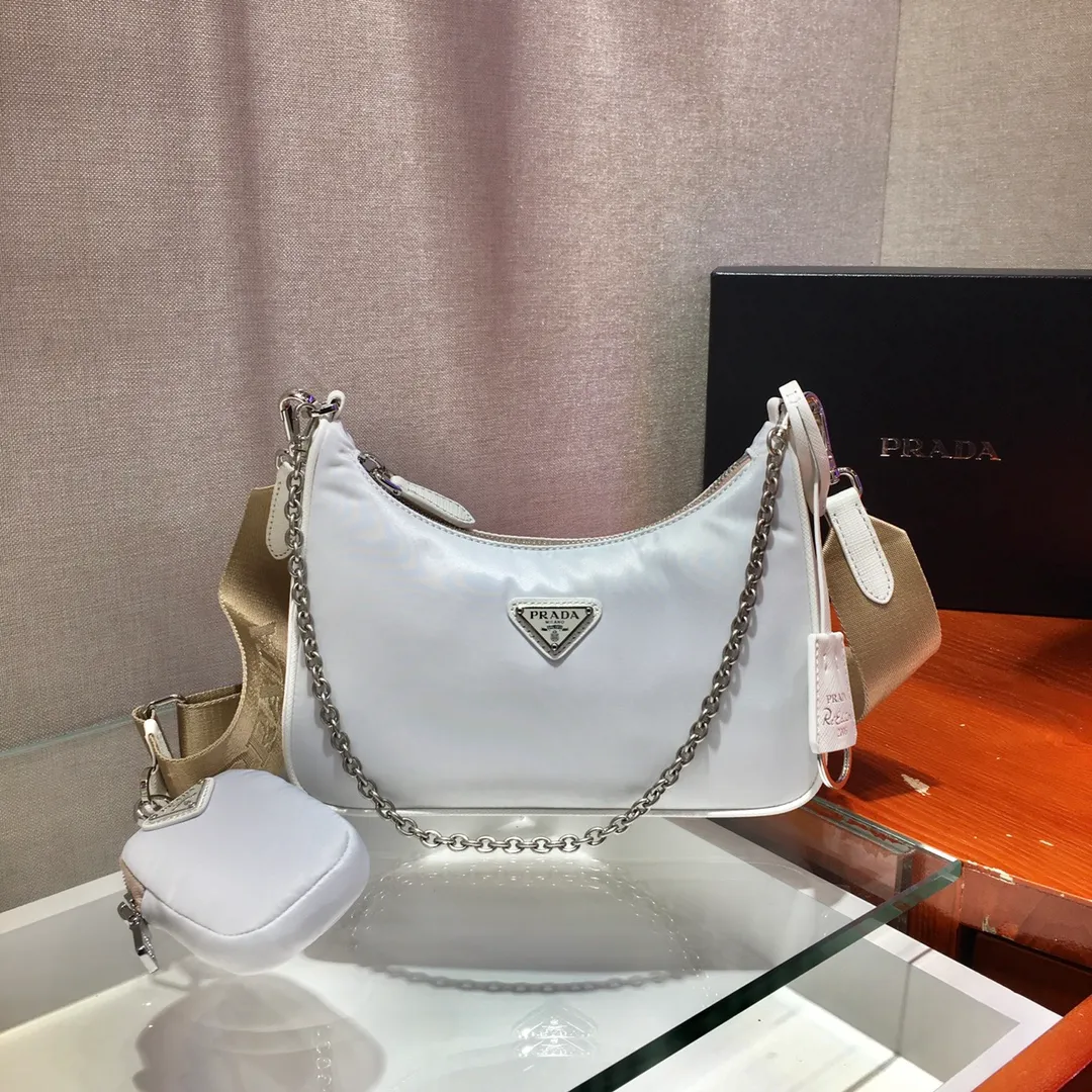 ✨Breaking hot new colors✨🎉New model 1BH204, nylon Hobo handbag/underarm bag😘😘Hobo, which is popular in the fashion circle due to the crazy cultivation of internet celebrity sisters, has a new model! 👏👏The design of this Hobo bag is great👍👍One bag with three uses😘😘waist bag/crossbody/single shoulder bag👍👍The handle is replaced by a chain. When the armpit bag is a little more sexy, it is also equipped with a long shoulder strap. What I love most is that the shoulder strap also has a small pendant (small bag), which can also be hung with other bags and pants as accessories. 🙊🙊There is no problem in matching various clothes in normal times😘😘Babies, hurry up and get it, it’s so beautiful🙊🙊Dimensions: Length 22X Height 12x Bottom 6cm👏👏👏💰💰💰 P1000