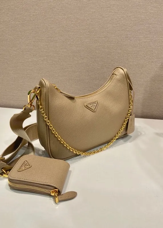 💰1500🎊Upgraded version of three-in-one🎊New 1BH204 full leather/gold hardware, nylon Hobo hand/armpit bag😘😘The full leather hobo that is popular in the fashion circle due to the crazy cultivation of the Internet celebrity sister group has a new model! 👏👏The design of this all-leather Hobo bag is great👍👍One bag with three uses😘😘waist bag/crossbody/single shoulder bag👍👍The handle is replaced by a chain, which makes the underarm bag a little more sexy. It also has a long shoulder strap. What I love most is that there is a small pendant (small bag) hanging on the shoulder strap, which can also be hung on other bags and pants as accessories. 🙊🙊There is no problem in matching various clothes in normal times😘😘Babies, hurry up and get it, it’s so beautiful🙊🙊Dimensions: length 23x height 17x bottom 6.5cm👏👏👏💰💰💰