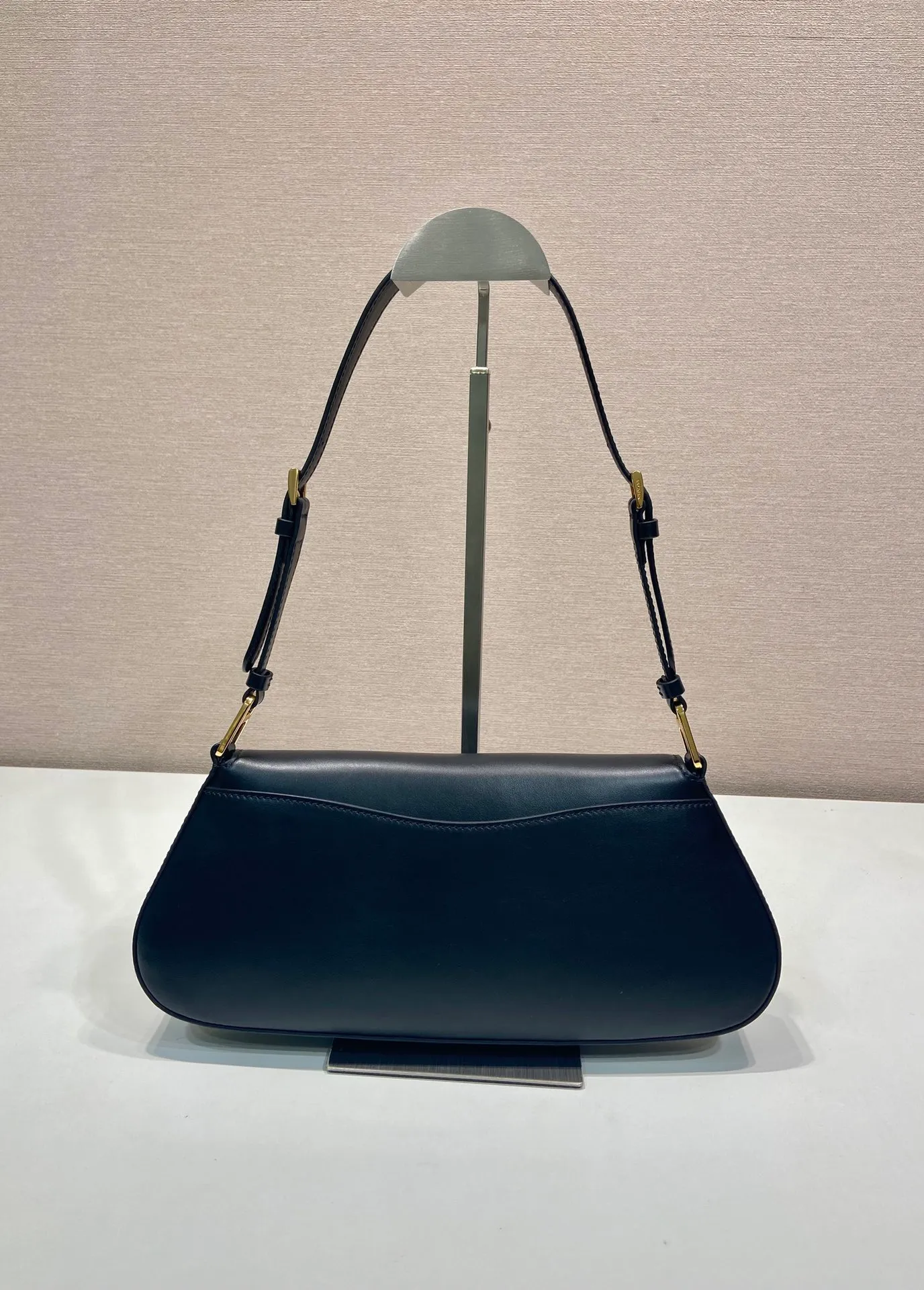 💰1700🎉Plain armpit bag🎉1BD344 large🎉🎉 The smooth arc design gives this shoulder bag a sophisticated and modern charm. Versatile style, equipped with 2 long and short shoulder straps/adjustable, suitable for use as a handbag or shoulder bag/crossbody. Modern plain calfskin leather is the icing on the cake. Presented in a clamshell silhouette, it combines sophistication with functionality. Another hit that will never go out of style, babies. Hurry up and get it🎉🎉 Length 31x Height 13.5x Bottom 4cm🎉🎉🎉👏👏👏