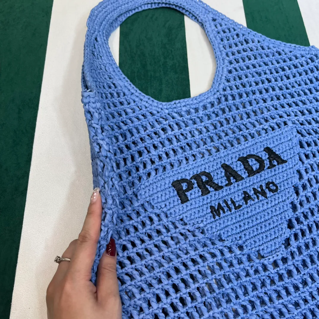 💰1360{Blue｝🦋 Prad* new hollow straw tote! Full of artistic atmosphere ~ The raffia weave is very solid and has a great texture. ♡ It can be paired with personal clothes every day. The natural style design makes it seem like it can breathe💭 If you like the baby, quickly add it to the harem. Carry an exclusive style that will not go out of style for several years🌱1BG424 Size: Height 45x Width 51cm