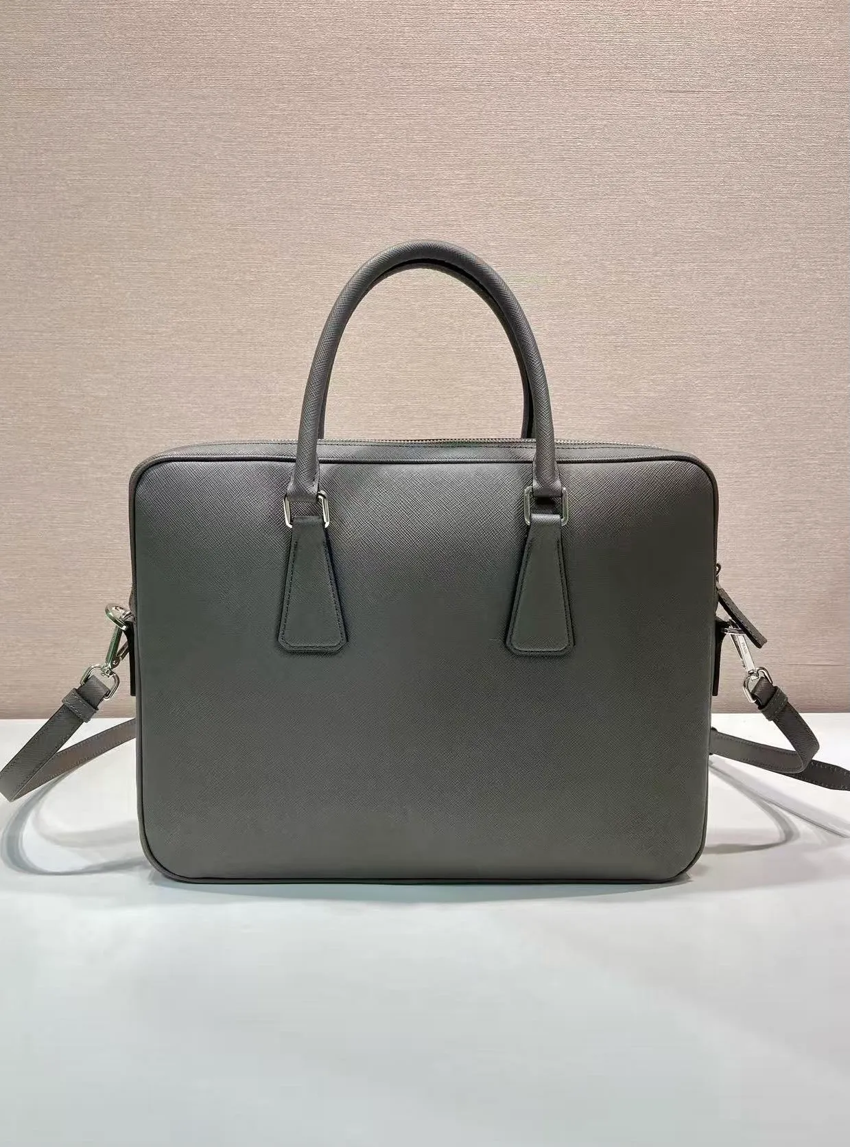 💰1840🎉Classic new color🎉2VE0368 is out of stock, bottom width is 3.5cm👻👻👻, synchronized with counters, lightweight + ultra-thin + solid Used, the style that men have always requested, top quality, 175 OEM code, length 37x height 28x base width 3.5cm.💪💪💪💰💰💰