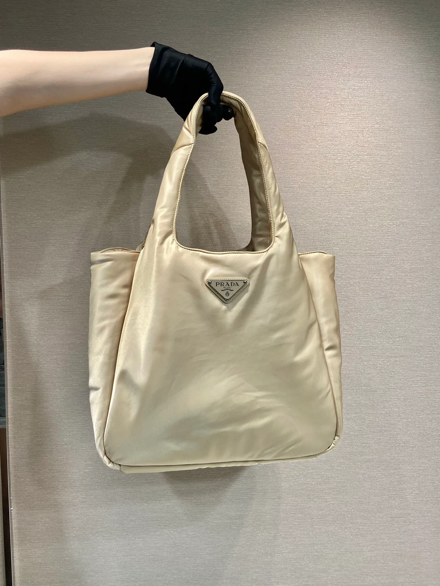 💰1260🎉Extra large tote bag🎉1BG449 nylon fabric🎉🎉 This tote bag style handbag is made of imported nylon fabric, simple and very soft to the touch, casual and fashionable, with double handles and magnetic buckles. Open the bag to reveal the nylon lining and three compartments. The space capacity is very large and lightweight🎉🎉Can be carried on the shoulder🎉🎉If you like babies, hurry up and get it🎉🎉 Length 38x Height 34x Bottom 17cm