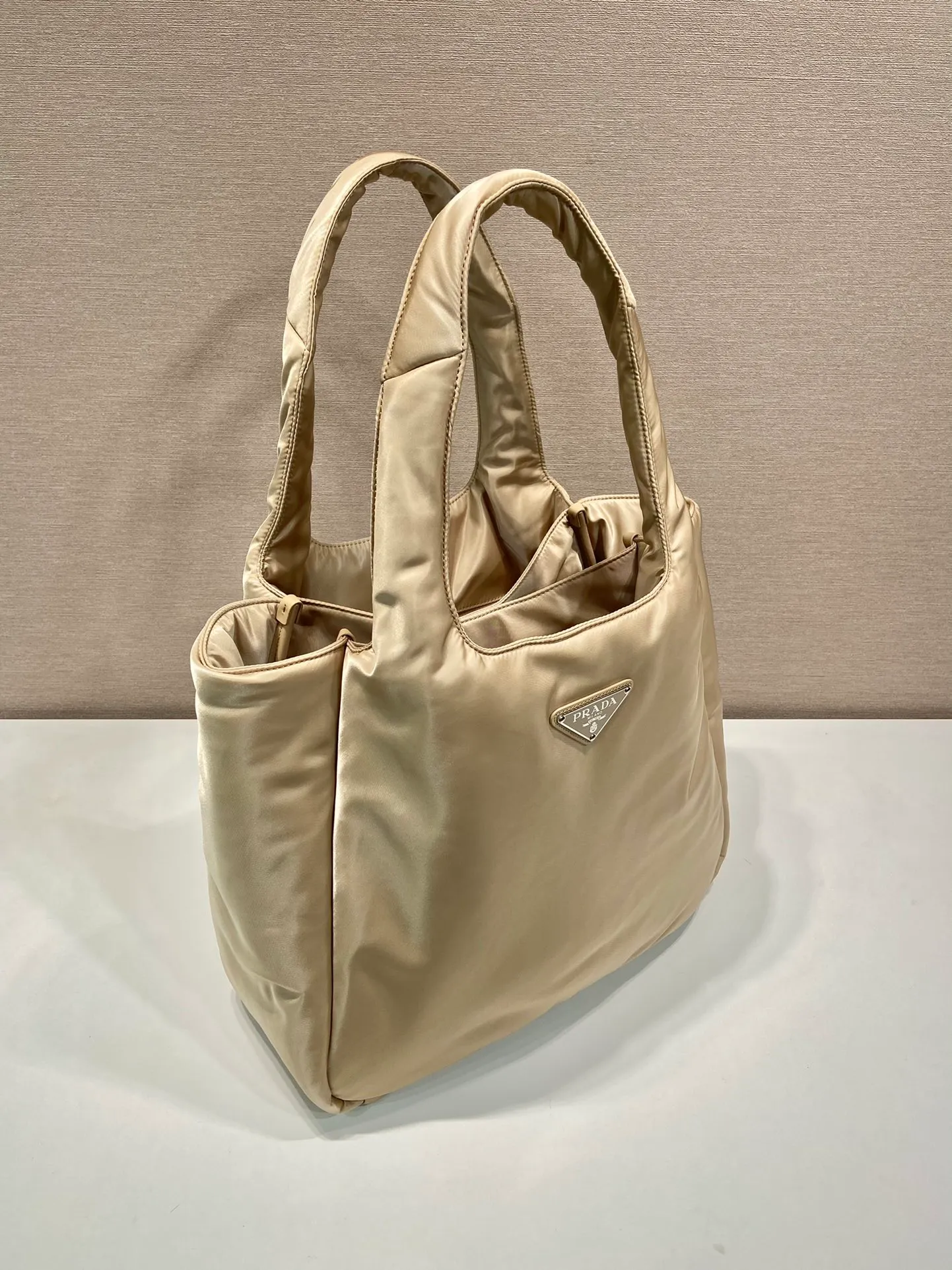 💰1260🎉Extra large tote bag🎉1BG449 nylon fabric🎉🎉 This tote bag style handbag is made of imported nylon fabric, simple and very soft to the touch, casual and fashionable, with double handles and magnetic buckles. Open the bag to reveal the nylon lining and three compartments. The space capacity is very large and lightweight🎉🎉Can be carried on the shoulder🎉🎉If you like babies, hurry up and get it🎉🎉 Length 38x Height 34x Bottom 17cm