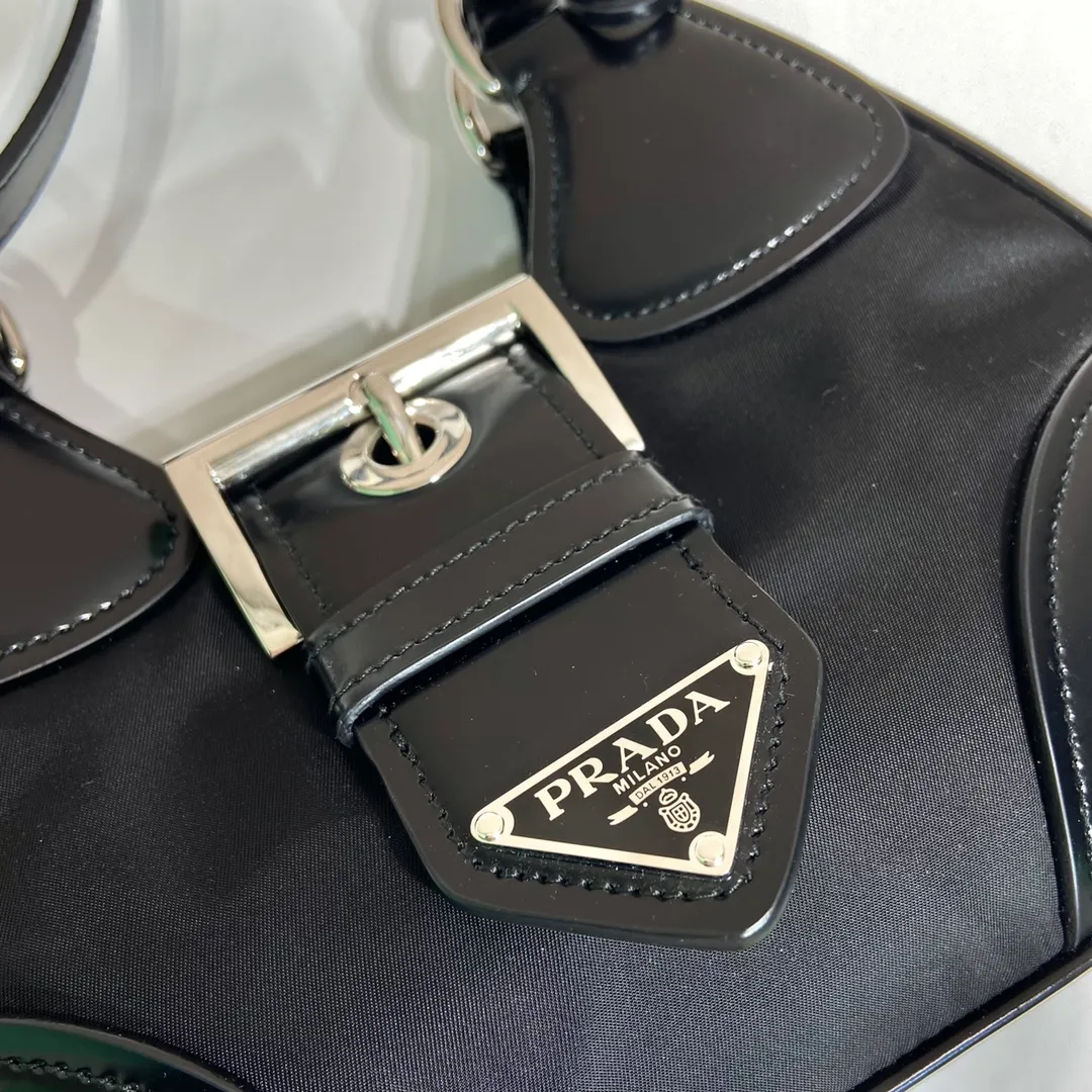 💰1320🎉Moon handbag🎉1BA381 new model🎉🎉 This Moon handbag is made of imported nylon fabric and glossy cowhide design. It is equipped with a 100 cm detachable and adjustable leather long shoulder strap, which can be carried by hand or on the shoulder, a detachable leather keychain, and a triangle logo magnetic buckle/lace closure on the front. It is lightweight and practical, and has a cool/fashionable upper body effect. Another popular style that will never go out of style🎉🎉Hurry up and get it🎉 Length 22.5x Height 16x Bottom 7.5cm