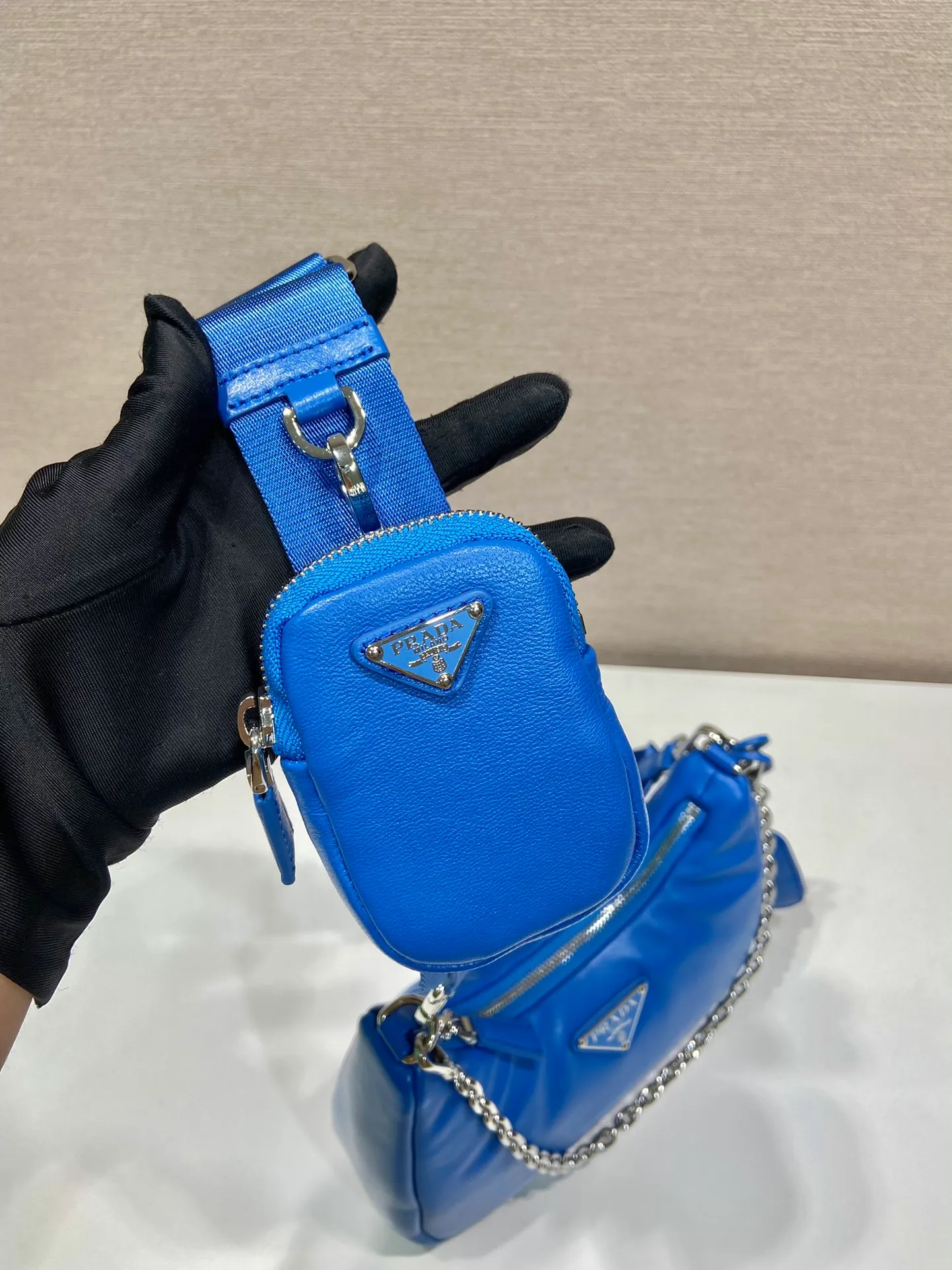 💰1520🎉Lambskin three-in-one🎉1BH204🎉🎉 This three-in-one padded shoulder bag is made of soft lambskin and has a simple silhouette. It is equipped with a detachable long nylon shoulder strap and velvet strips. It is a favorite small bag on the shoulder strap. So cute 😉 It feels very soft🎉, practical and casual, babies, hurry up and get it🎉🎉 Length 22x height 18x ​​base 6.5cm🎉🎉🎉🍊🍊🍊