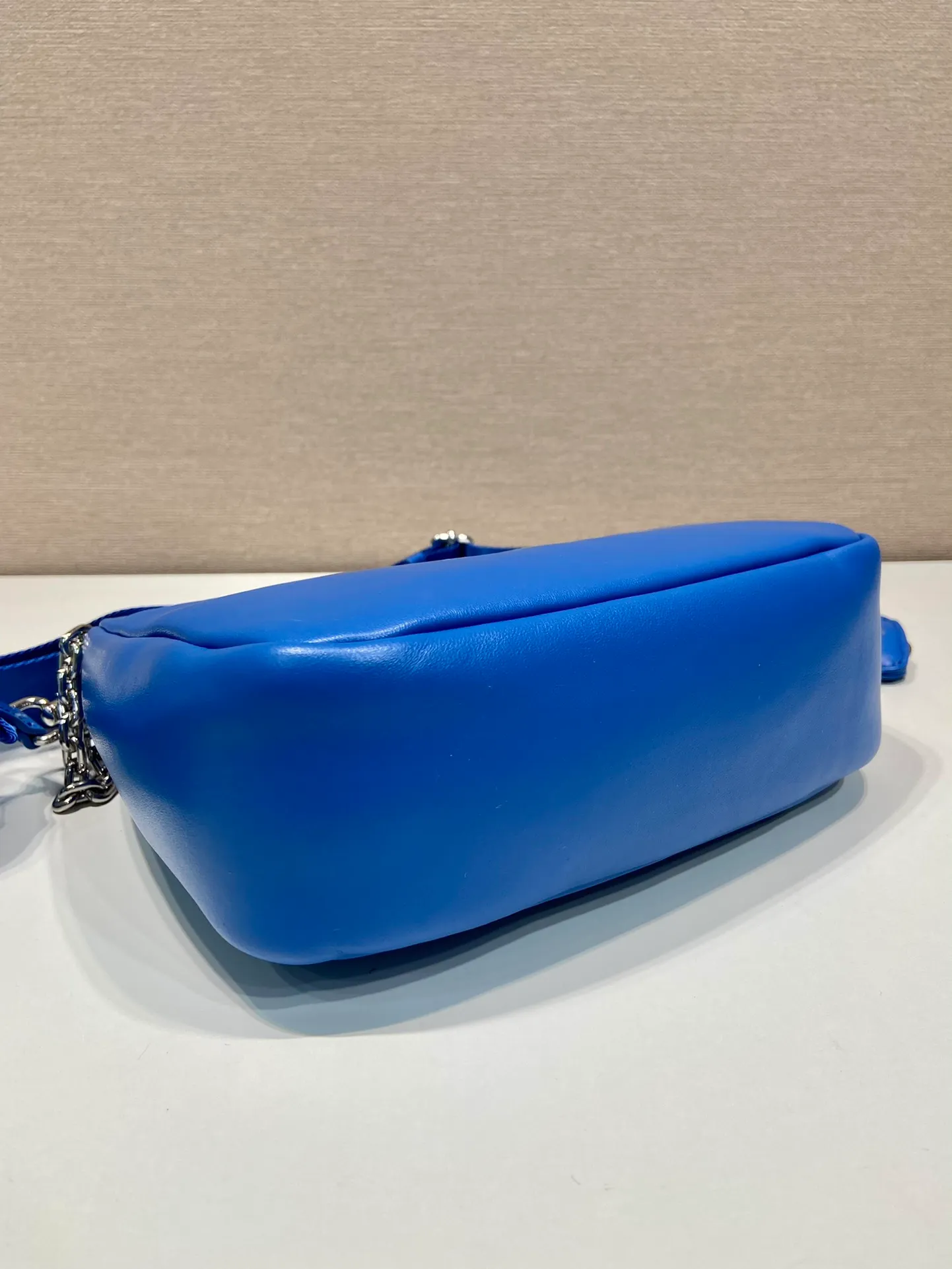 💰1520🎉Lambskin three-in-one🎉1BH204🎉🎉 This three-in-one padded shoulder bag is made of soft lambskin and has a simple silhouette. It is equipped with a detachable long nylon shoulder strap and velvet strips. It is a favorite small bag on the shoulder strap. So cute 😉 It feels very soft🎉, practical and casual, babies, hurry up and get it🎉🎉 Length 22x height 18x ​​base 6.5cm🎉🎉🎉🍊🍊🍊